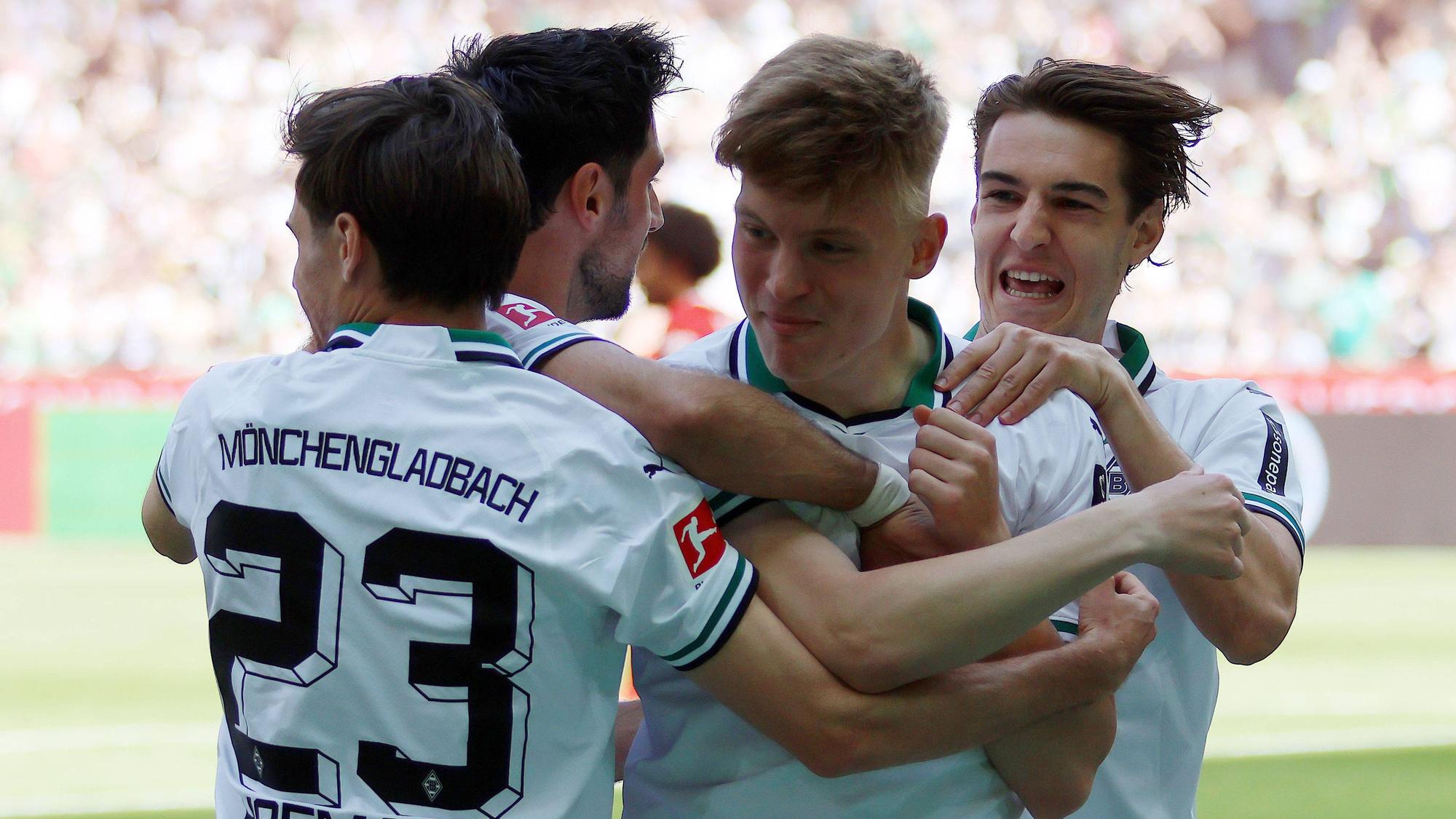 Luca Netz (M.) von Fußball-Bundesligist Borussia Mönchengladbach hat sich verletzt. Hier ist der Linksfuß am 27. Mai 2023 zu sehen. Er jubelt mit seinen Mitspielern.