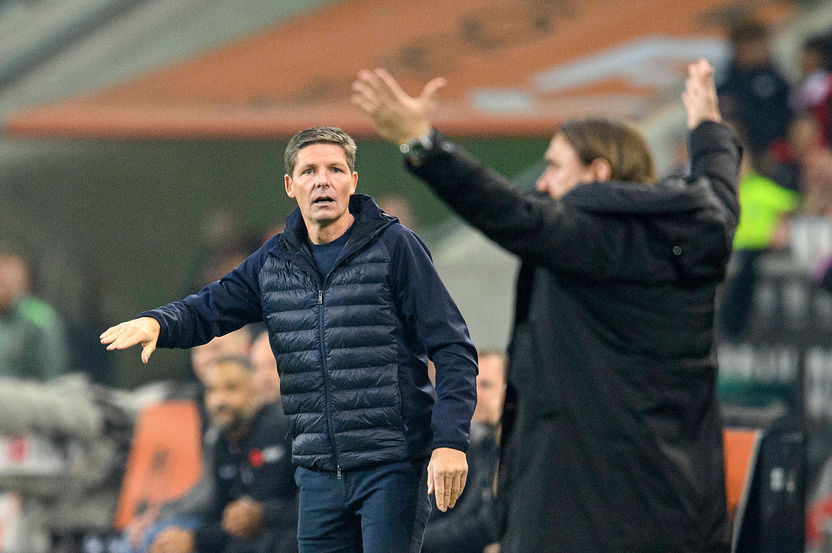 Oliver Glasner (l.) bei seinem bisher letzten Auftritt im Borussia-Park. Der Österreicher schaut beim Spiel von Eintracht Frankfurt bei Borussia Mönchengladbach am 22. Oktober 2022 auf Daniel Farke.
