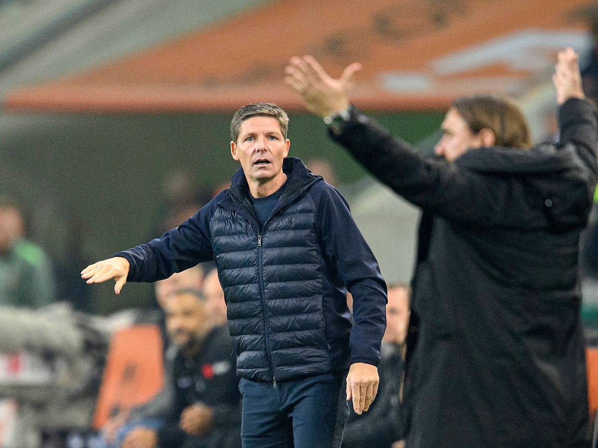 Oliver Glasner (l.) bei seinem bisher letzten Auftritt im Borussia-Park. Der Österreicher schaut beim Spiel von Eintracht Frankfurt bei Borussia Mönchengladbach am 22. Oktober 2022 auf Daniel Farke.