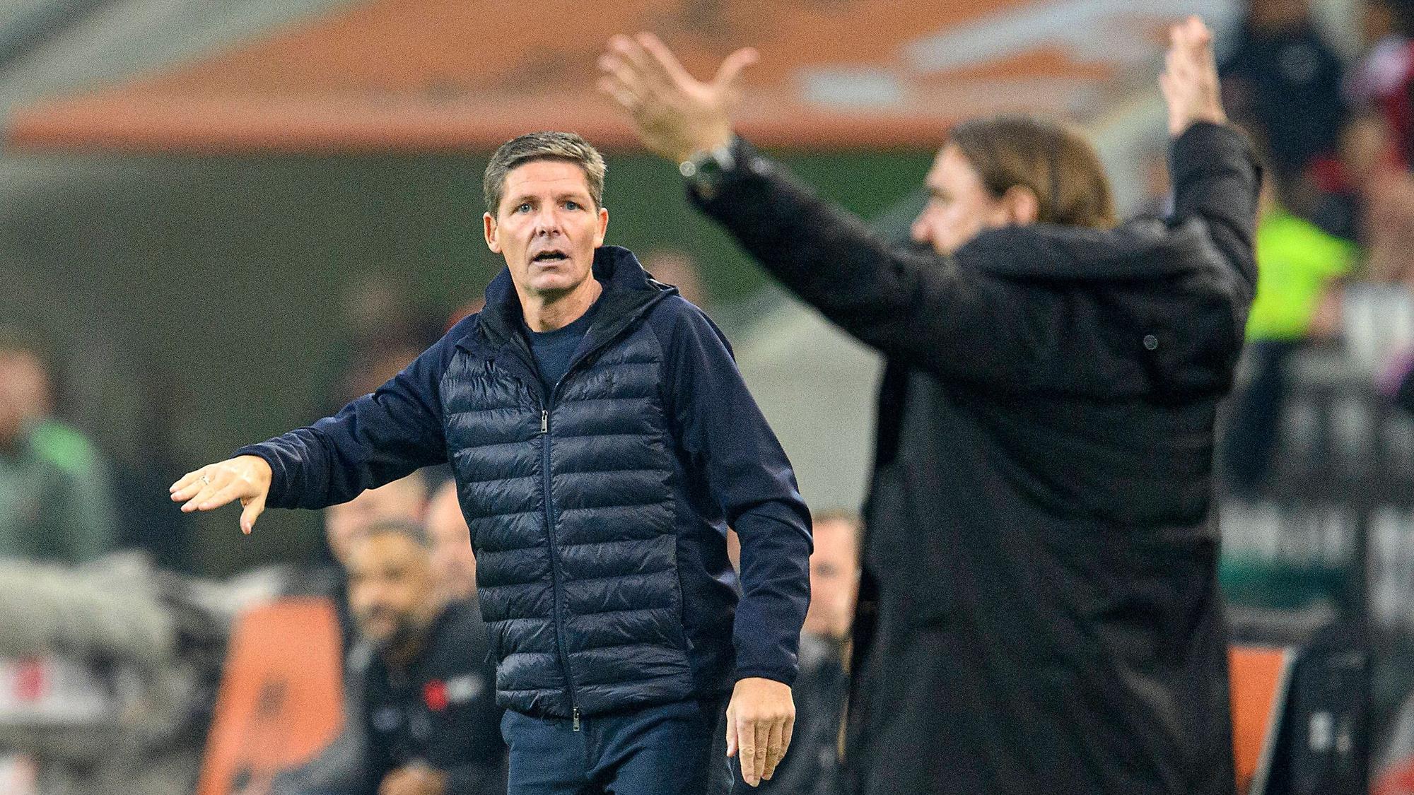 Oliver Glasner (l.) bei seinem bisher letzten Auftritt im Borussia-Park. Der Österreicher schaut beim Spiel von Eintracht Frankfurt bei Borussia Mönchengladbach am 22. Oktober 2022 auf Daniel Farke.