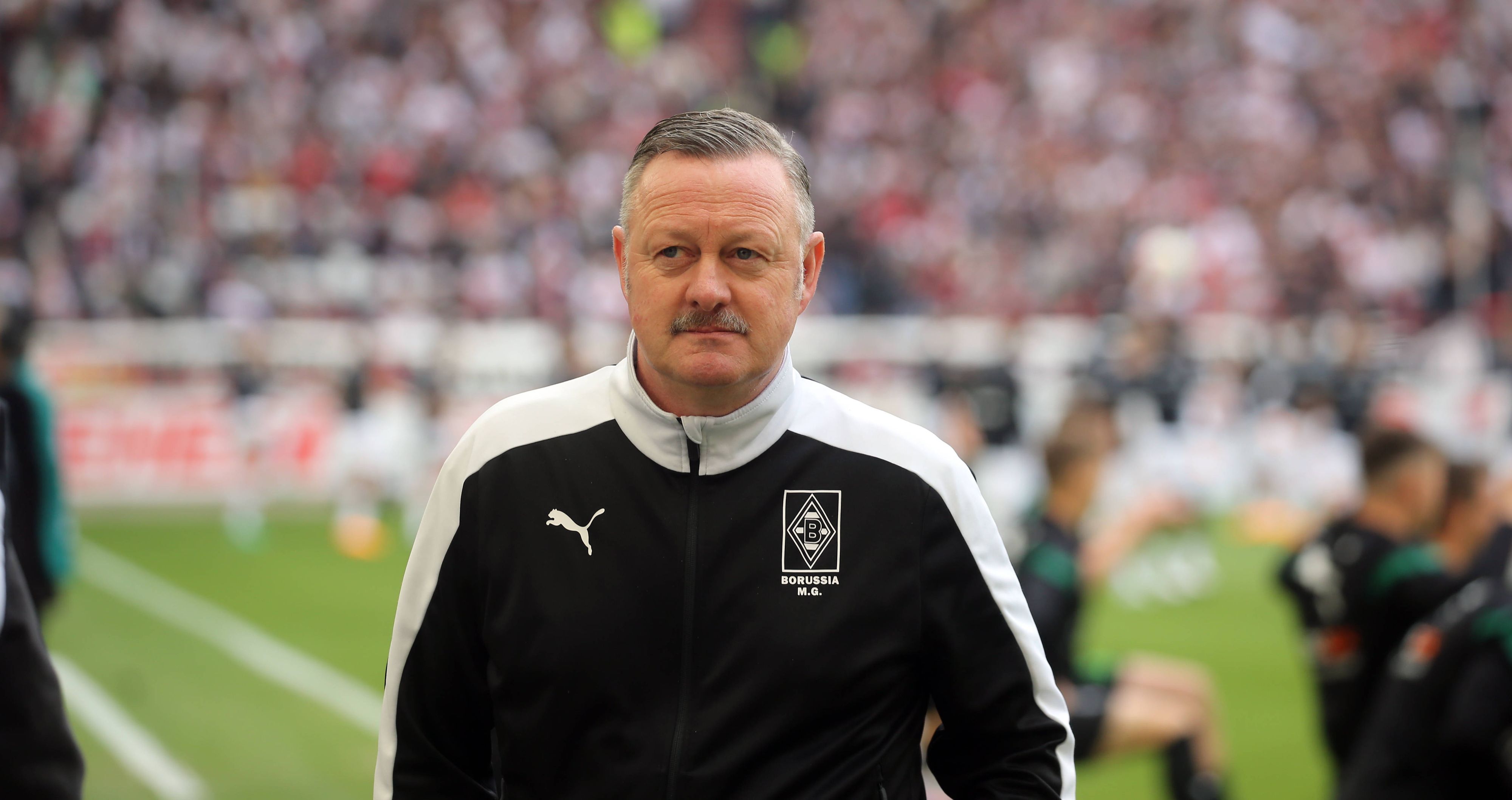 Roland Virkus blickt bei einem Gladbach-Spiel auf die Tribüne.