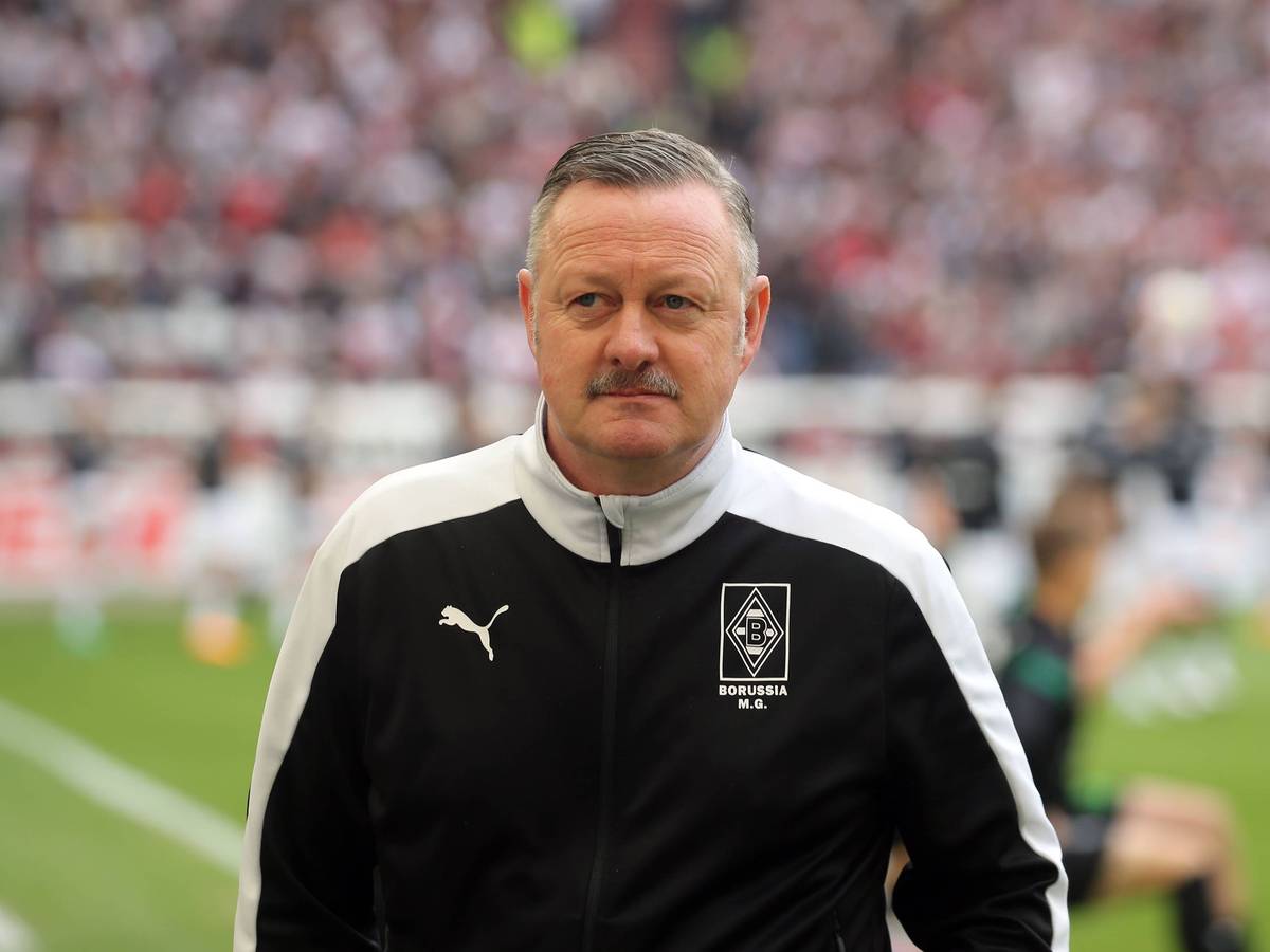 Roland Virkus, Manager von Borussia Mönchengladbach, steht beim Gladbach-Auswärtsspiel beim VfB Stuttgart am 29. April 2023 am Spielfeldrand.
