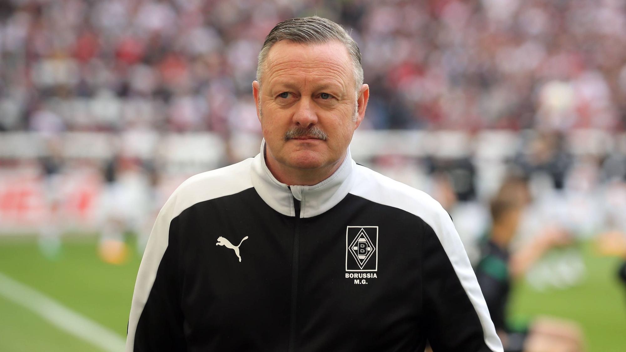 Roland Virkus blickt bei einem Gladbach-Spiel auf die Tribüne.