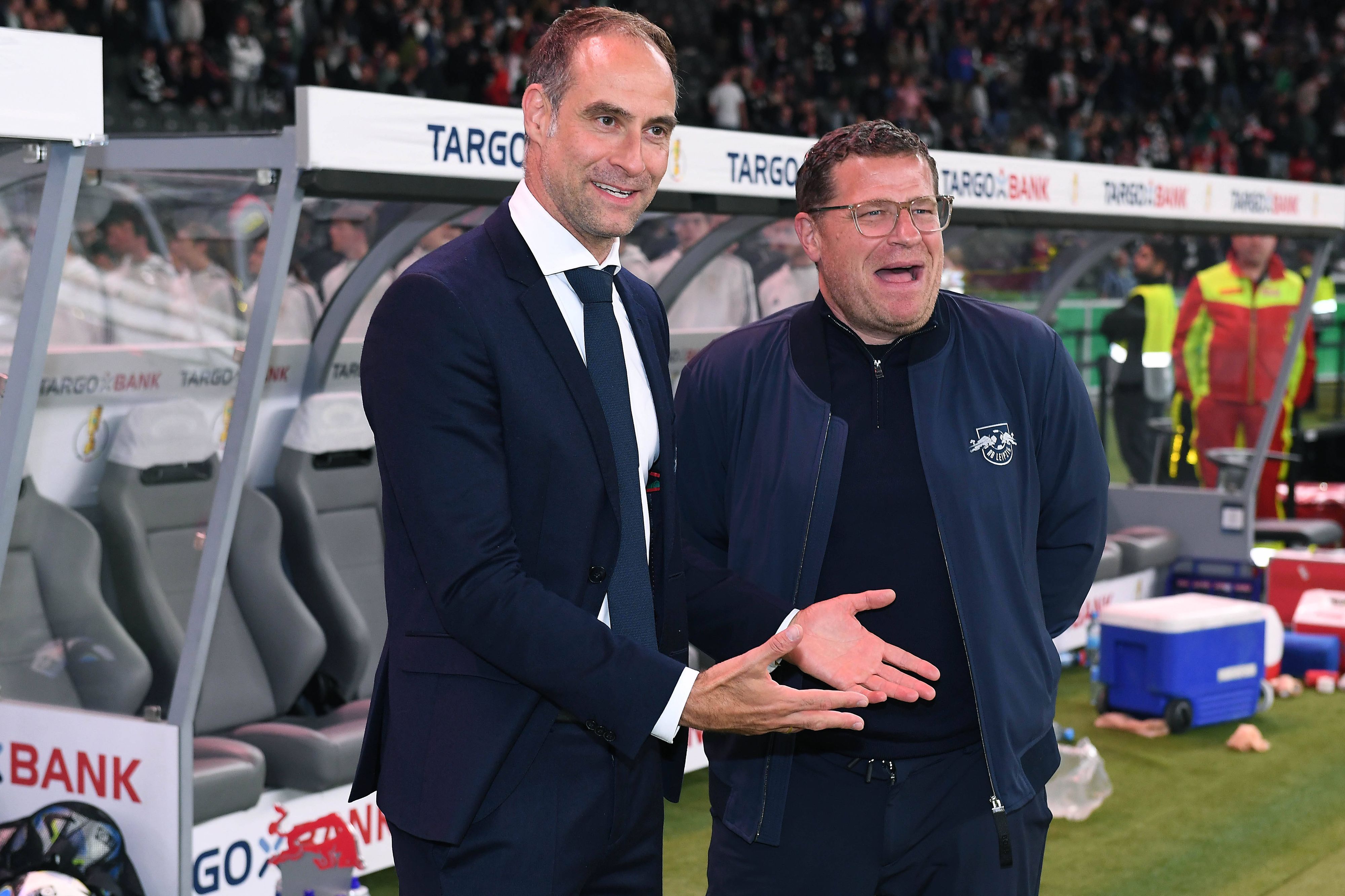 Finale im DFB-Pokal und Max Eberl (r) ist dabei, Der Verantwortliche von RB Leipzig steht am 3. Juni 2023 neben Red-Bull-Boss Oliver Mintzlaff im Berliner Olympiastadion.