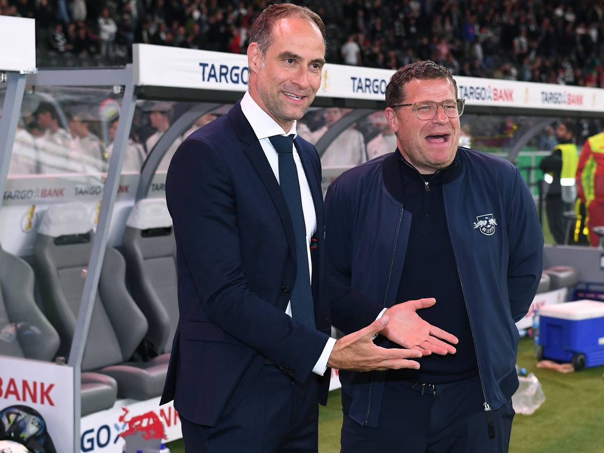 Finale im DFB-Pokal und Max Eberl (r) ist dabei, Der Verantwortliche von RB Leipzig steht am 3. Juni 2023 neben Red-Bull-Boss Oliver Mintzlaff im Berliner Olympiastadion.