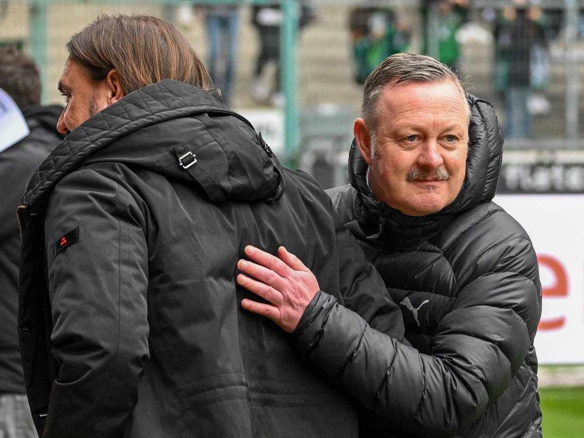 Der nächste, bitte! Nach einem Jahr ist die Zusammenarbeit von Roland Virkus (r.) und Daniel Farke bei Borussia Mönchengladbach beendet. Das Foto zeigt den Manager und seinen Ex-Trainer am 4. März 2023.