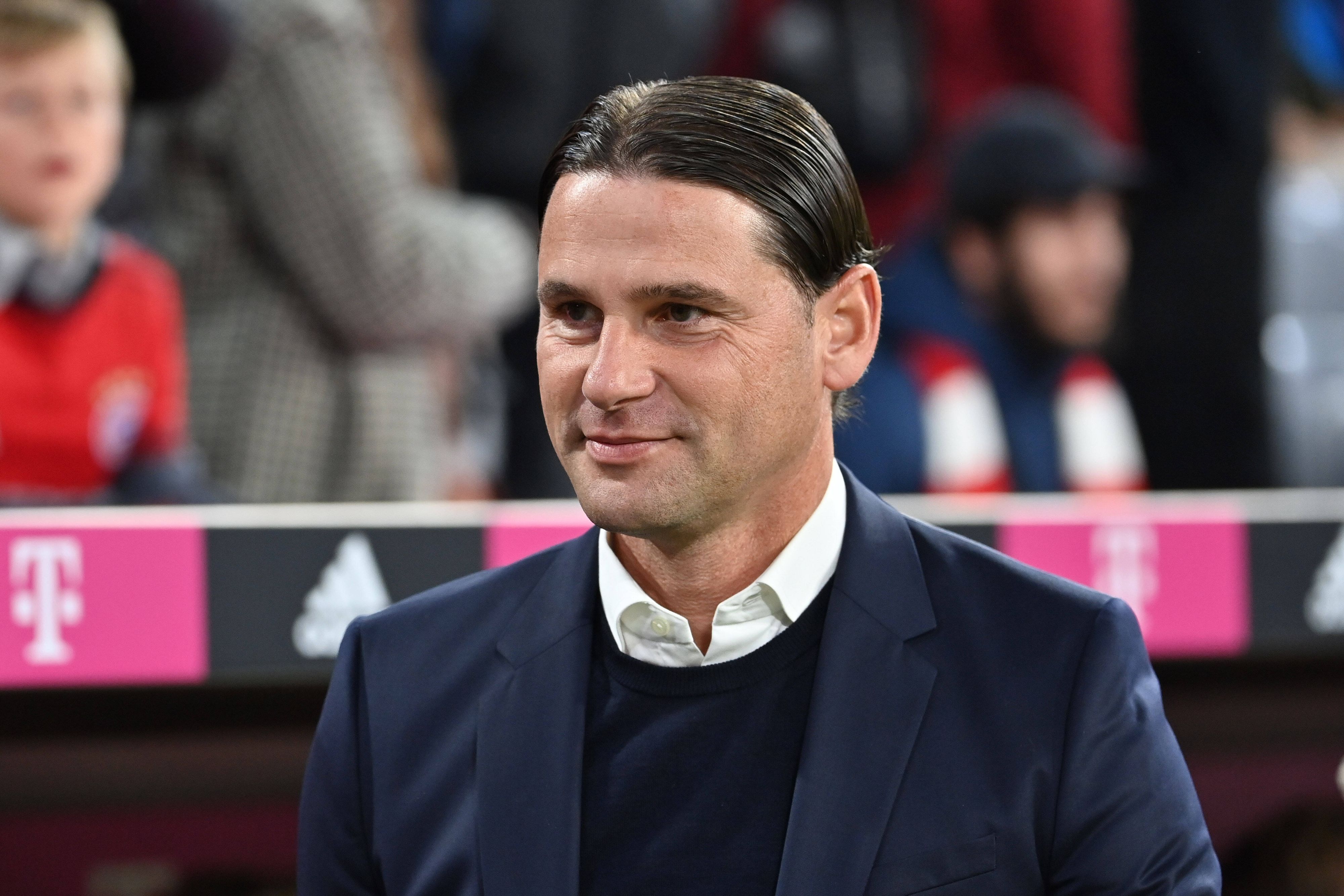 Das ist der neue Cheftrainer von Borussia Mönchengladbach: Der Schweizer Gerardo Seoane. Hier zu sehen am 30. September 2022 in der Münchner Allianz-Arena. Er lächelt