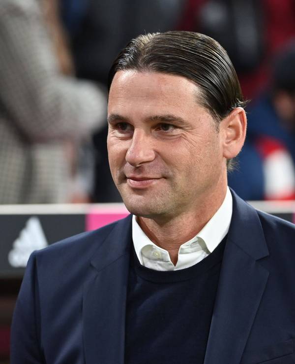 Das ist der neue Cheftrainer von Borussia Mönchengladbach: Der Schweizer Gerardo Seoane. Hier zu sehen am 30. September 2022 in der Münchner Allianz-Arena. Er lächelt