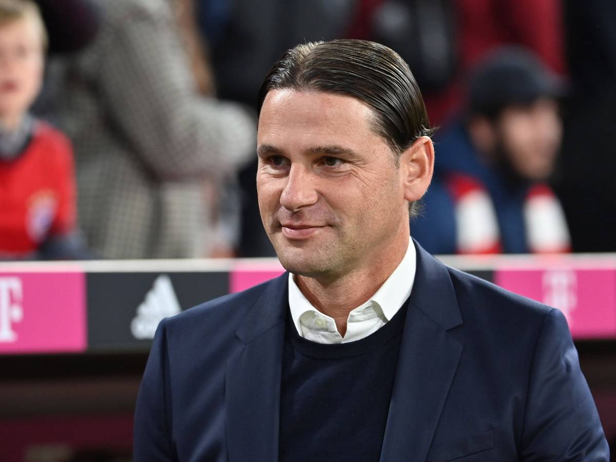 Das ist der neue Cheftrainer von Borussia Mönchengladbach: Der Schweizer Gerardo Seoane. Hier zu sehen am 30. September 2022 in der Münchner Allianz-Arena. Er lächelt