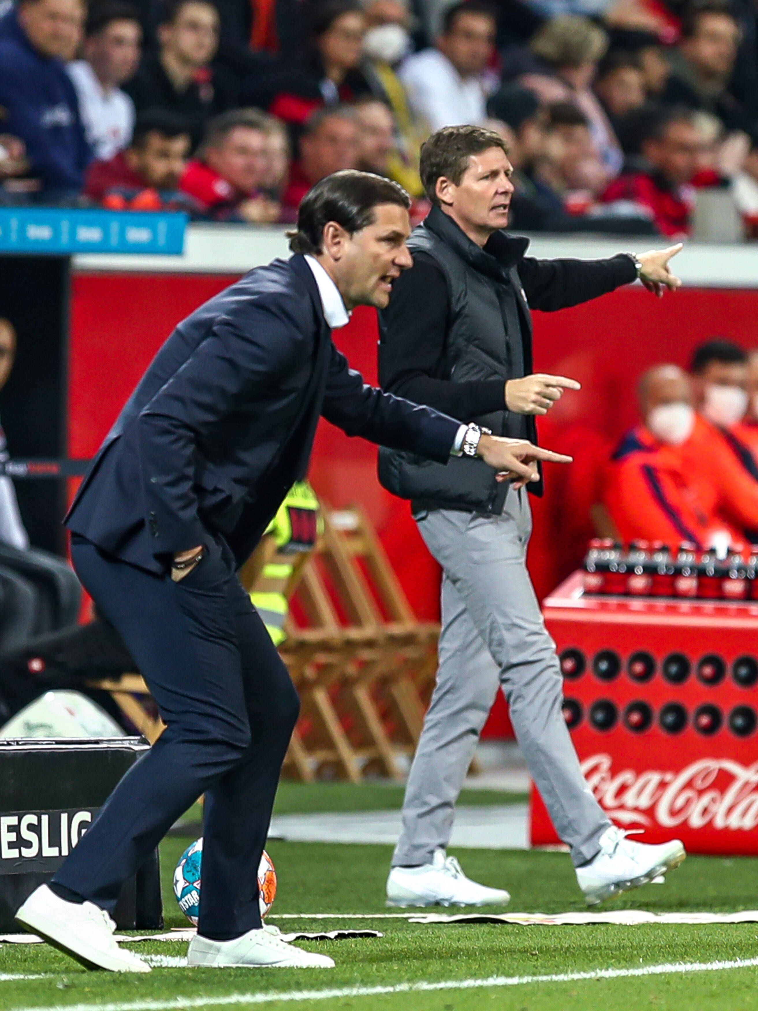 Die Trainer Gerardo Seoane (l.) und Oliver Glasner (r.) gestikulieren an der Seitenlinie. Hier zu sehen während der Bundesliga-Partie zwischen Bayer Leverkusen und Eintracht Frankfurt am 2. Mai 2022. Beide zeigen was an.