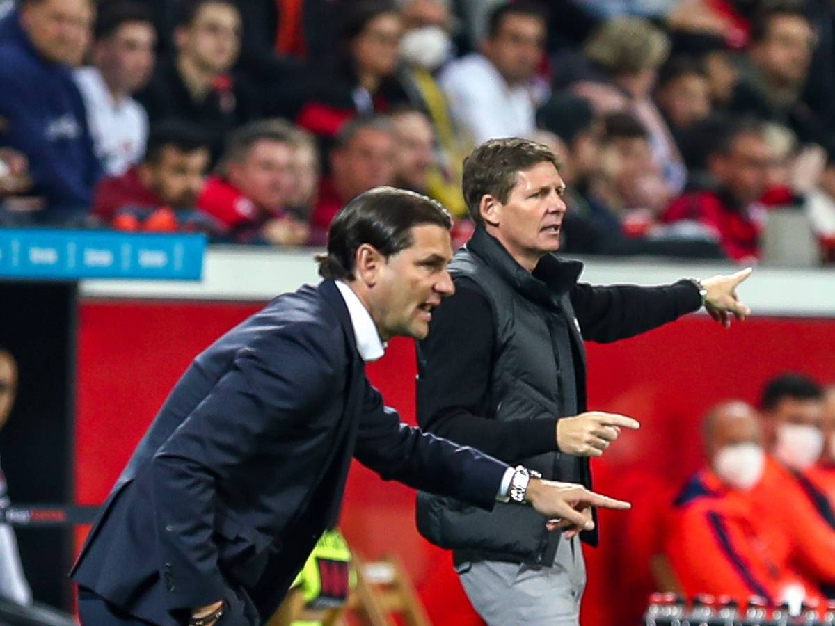 Die Trainer Gerardo Seoane (l.) und Oliver Glasner (r.) gestikulieren an der Seitenlinie. Hier zu sehen während der Bundesliga-Partie zwischen Bayer Leverkusen und Eintracht Frankfurt am 2. Mai 2022. Beide zeigen was an.