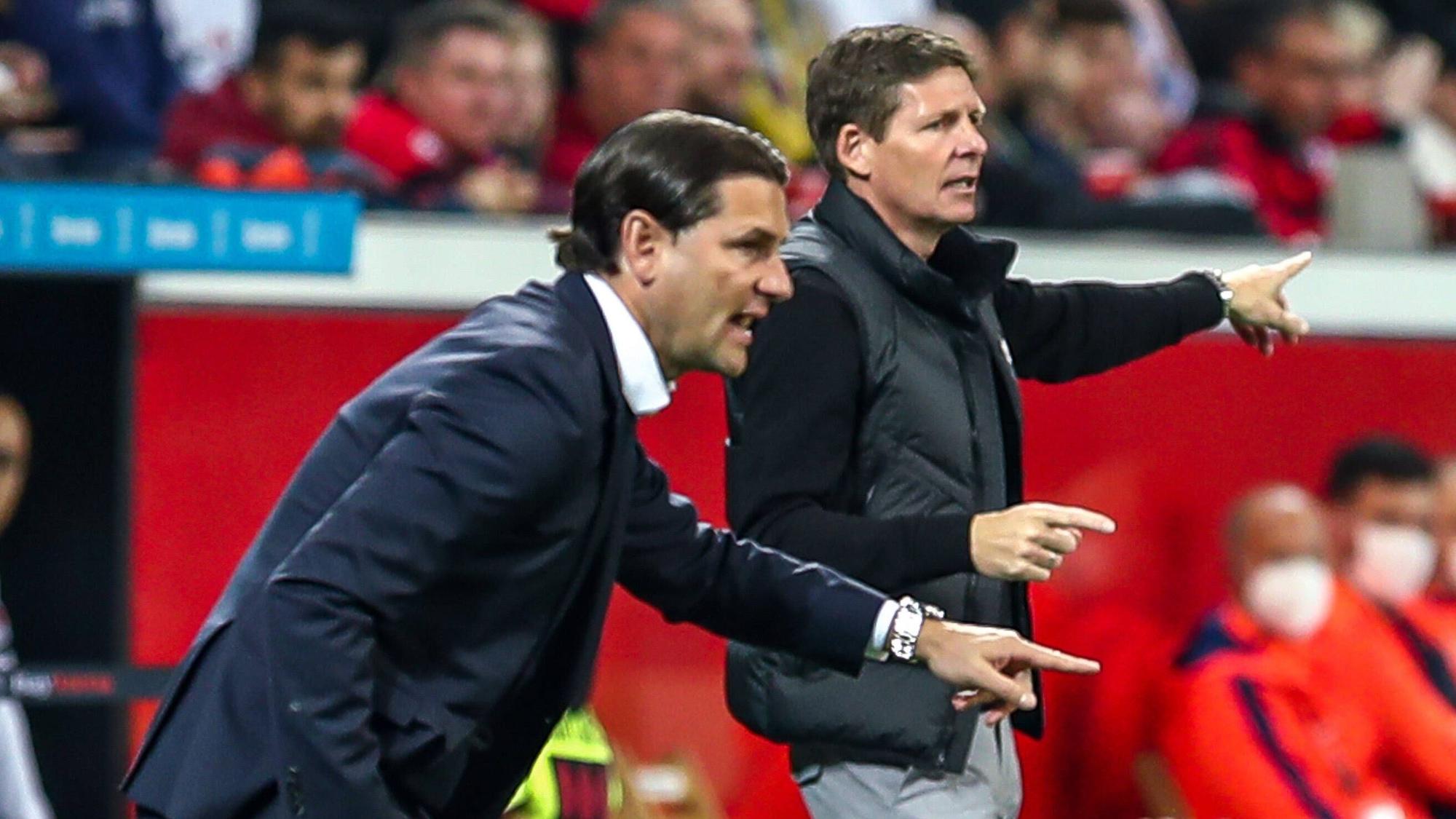 Die Trainer Gerardo Seoane (l.) und Oliver Glasner (r.) gestikulieren an der Seitenlinie. Hier zu sehen während der Bundesliga-Partie zwischen Bayer Leverkusen und Eintracht Frankfurt am 2. Mai 2022. Beide zeigen was an.