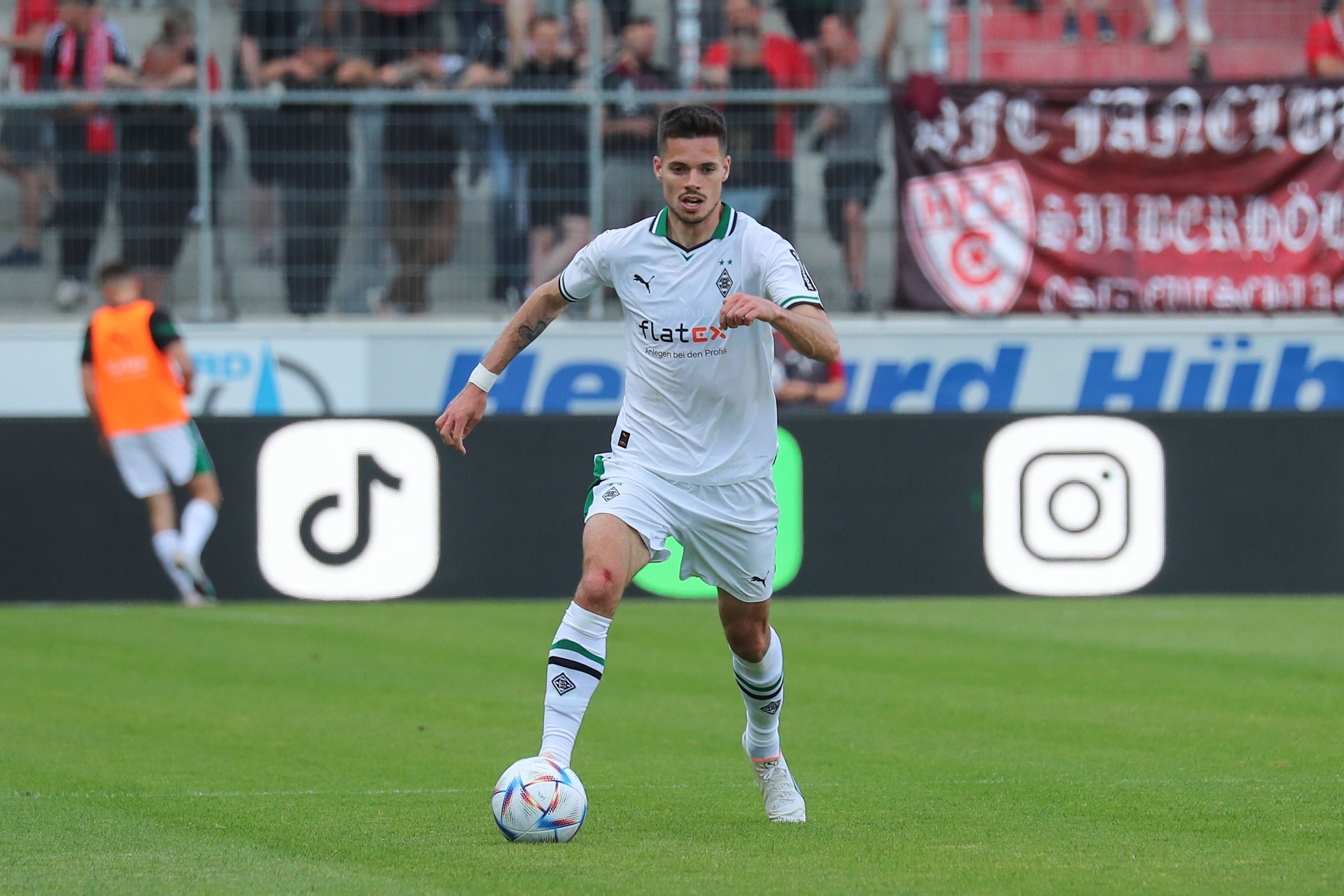 Julian Weigl von Borussia Mönchengladbach, hier zu sehen am 31. Mai 2023 während des Testspiels der Fohlen-Elf beim Halleschen FC. Weigl führt den Ball am rechten Fuß.