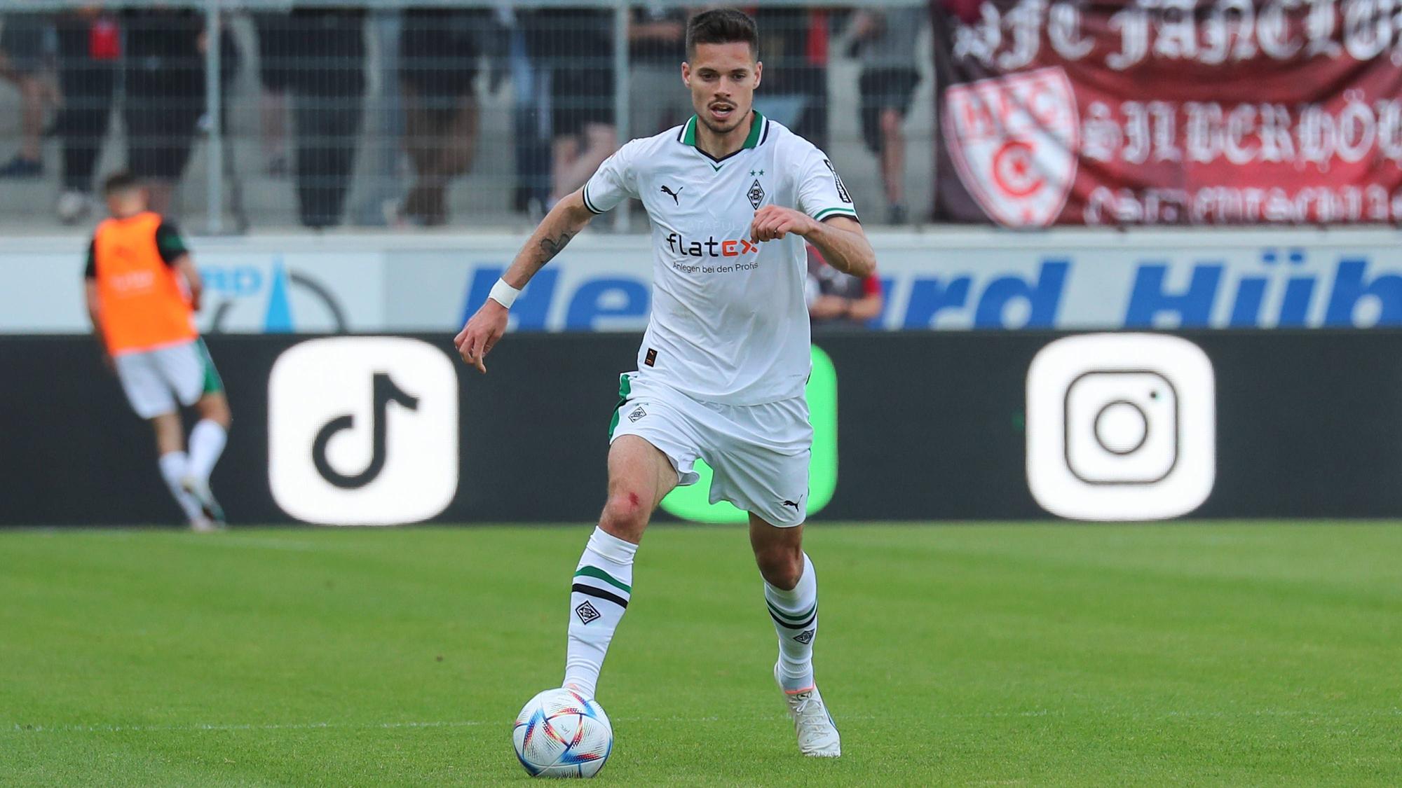 Julian Weigl von Borussia Mönchengladbach, hier zu sehen am 31. Mai 2023 während des Testspiels der Fohlen-Elf beim Halleschen FC. Weigl führt den Ball am rechten Fuß.