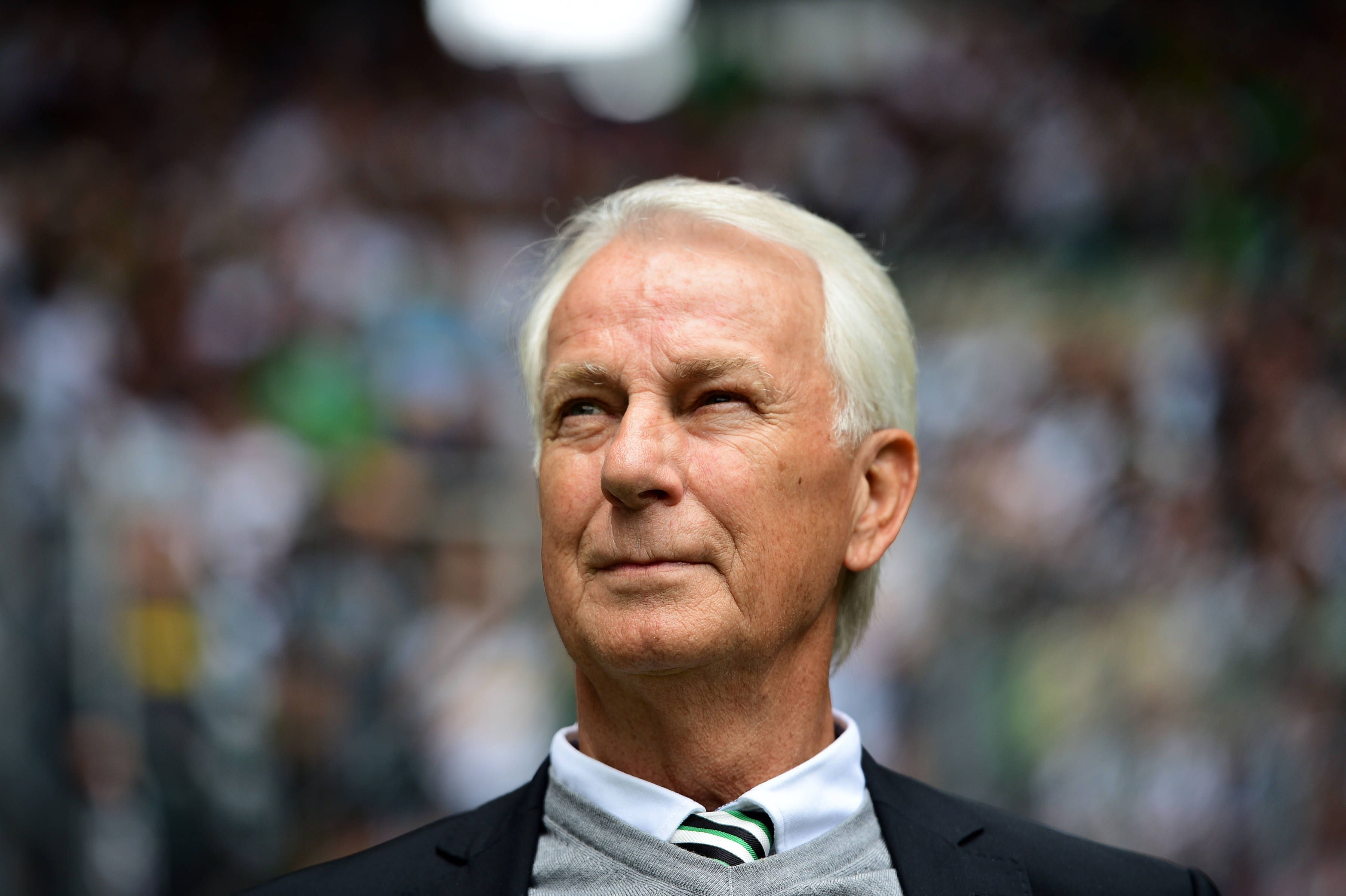 Gladbach-Vizepräsident Rainer Bonhof, hier zu sehen am 6. Mai 2023 im Borussia-Park. Bonhof schaut zur Seite.