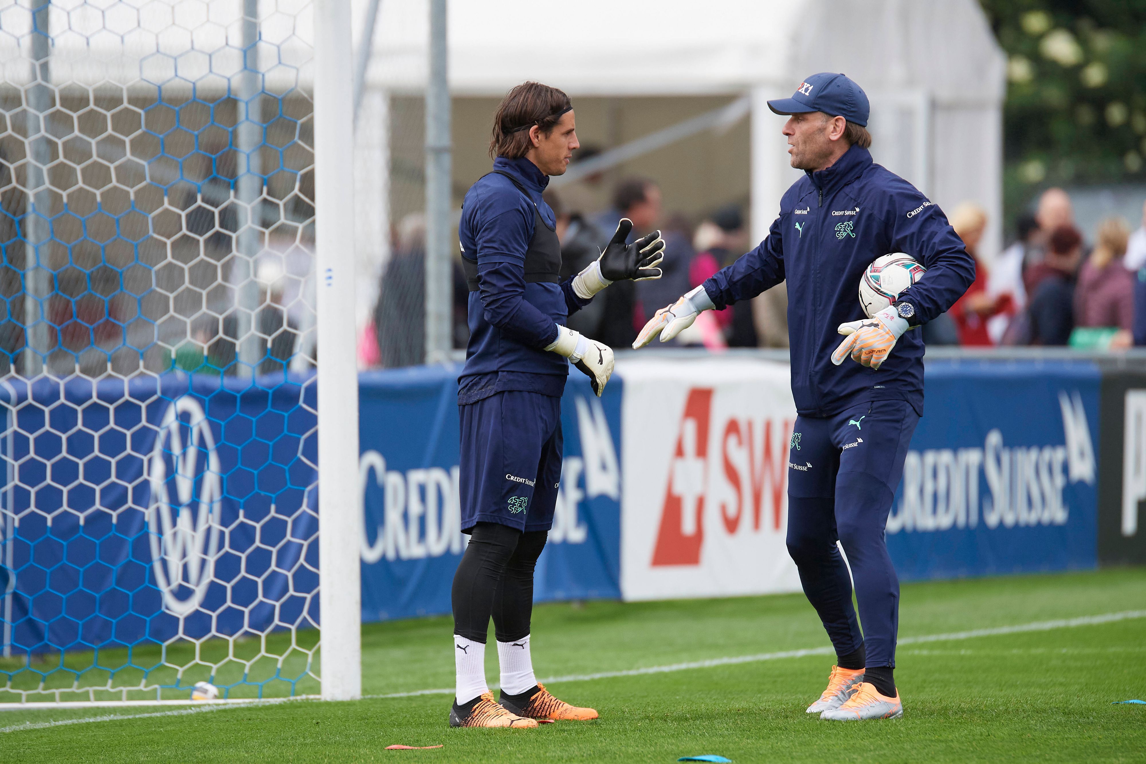 Yann Sommer (l.), Ex-Keeper von Borussia Mönchengladbach und derzeit beim FC Bayern München unter Vertrag, könnte bereits im Sommer erneut den Verein wechseln. Das Foto zeigt ihn am, 28. Mai 2022 bei einem Training mit Torwarttrainer Patrick Foletti (r.) bei der Schweizer Nationalmannschaft in Bad Ragaz.