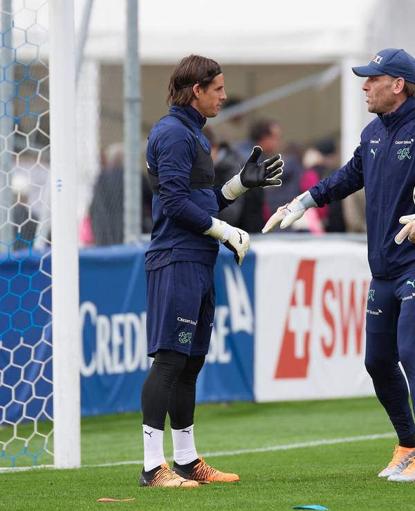 Yann Sommer (l.), Ex-Keeper von Borussia Mönchengladbach und derzeit beim FC Bayern München unter Vertrag, könnte bereits im Sommer erneut den Verein wechseln. Das Foto zeigt ihn am, 28. Mai 2022 bei einem Training mit Torwarttrainer Patrick Foletti (r.) bei der Schweizer Nationalmannschaft in Bad Ragaz.