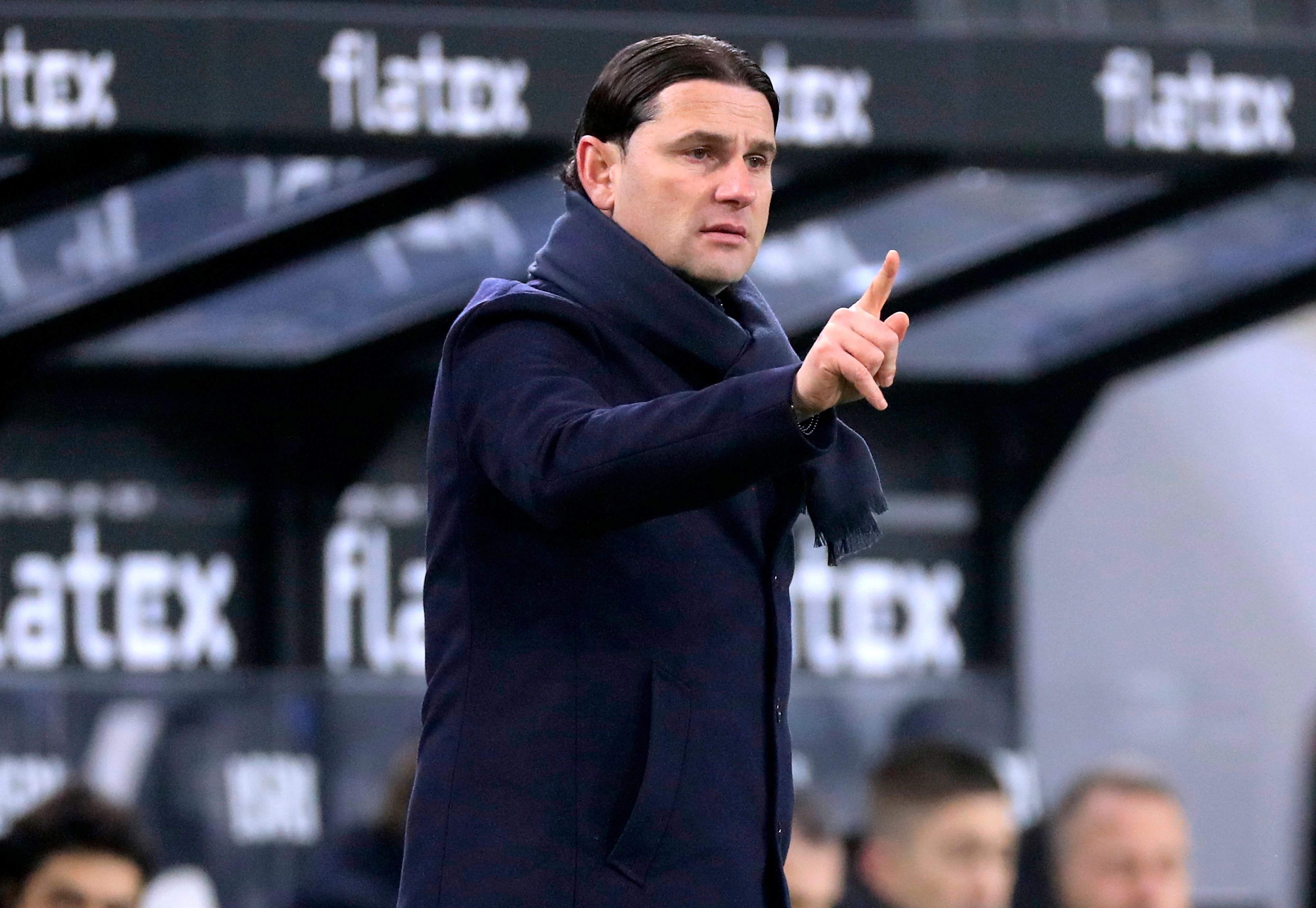 Der neue Gladbach-Trainer im Borussia-Park: Gerardo Seoane, hier zu sehen am 15. Januar 2022 in Mönchengladbach. Der Schweizer macht eine Geste mit der Hand. Er trägt einen Schal.