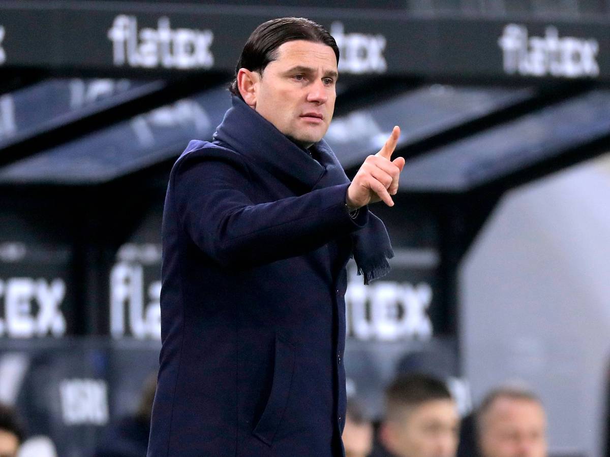 Der neue Gladbach-Trainer im Borussia-Park: Gerardo Seoane, hier zu sehen am 15. Januar 2022 in Mönchengladbach. Der Schweizer macht eine Geste mit der Hand. Er trägt einen Schal.