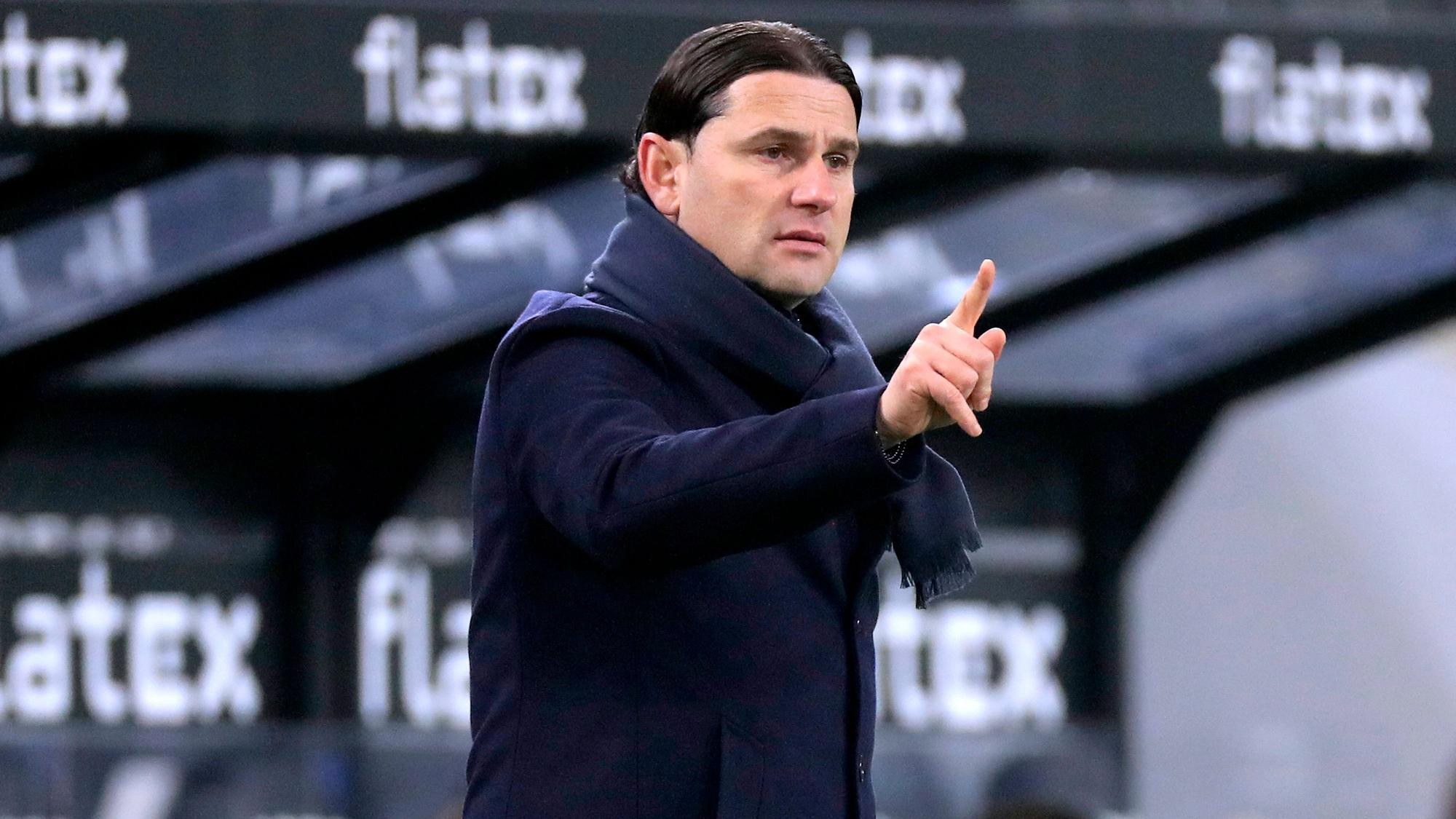 Der neue Gladbach-Trainer im Borussia-Park: Gerardo Seoane, hier zu sehen am 15. Januar 2022 in Mönchengladbach. Der Schweizer macht eine Geste mit der Hand. Er trägt einen Schal.