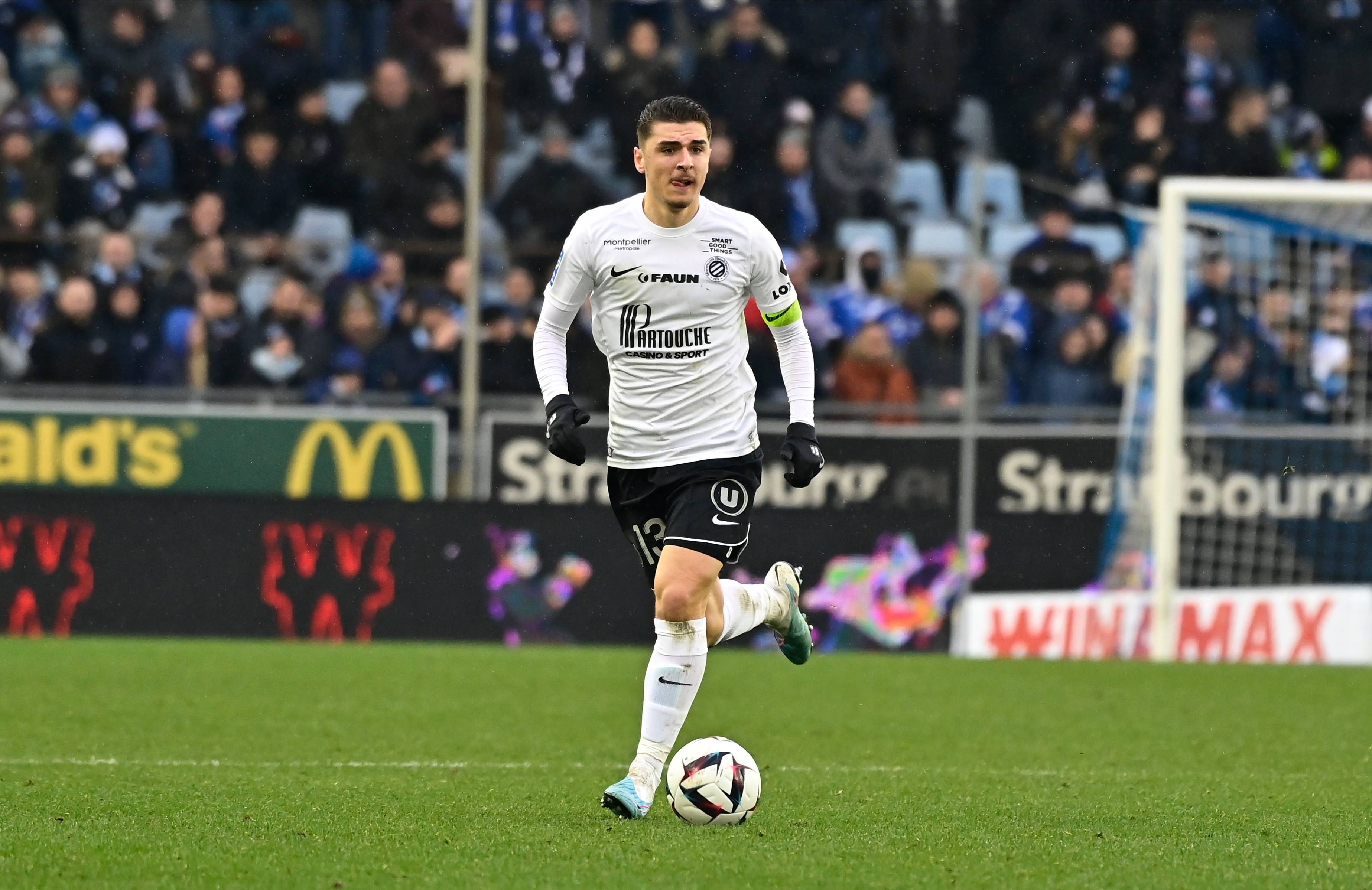 Joris Chotard, hier am 5. Februar 2023 bei einem Spiel Ligue-1-Spiel zwischen dem HSC Montpellier und Straßburg, beim Führen des Balls.