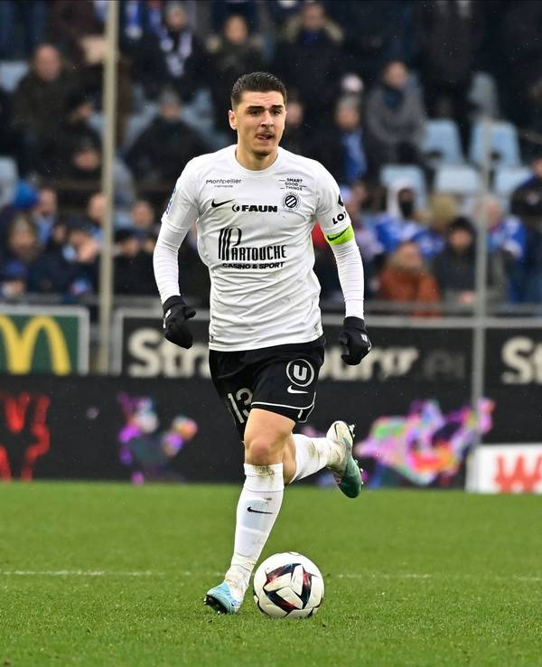 Joris Chotard, hier am 5. Februar 2023 bei einem Spiel Ligue-1-Spiel zwischen dem HSC Montpellier und Straßburg, beim Führen des Balls.