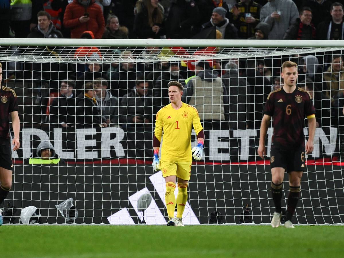 DFB-Nationalspieler Marc-André ter Stegen (M.), hier zu sehen mit Joshua Kimmich (r.) und Matthias Ginter (l.) am 28. März 2023 während des Länderspiels gegen Belgien in Köln. Ter Stegen schaut zu seinen Vorderleuten.