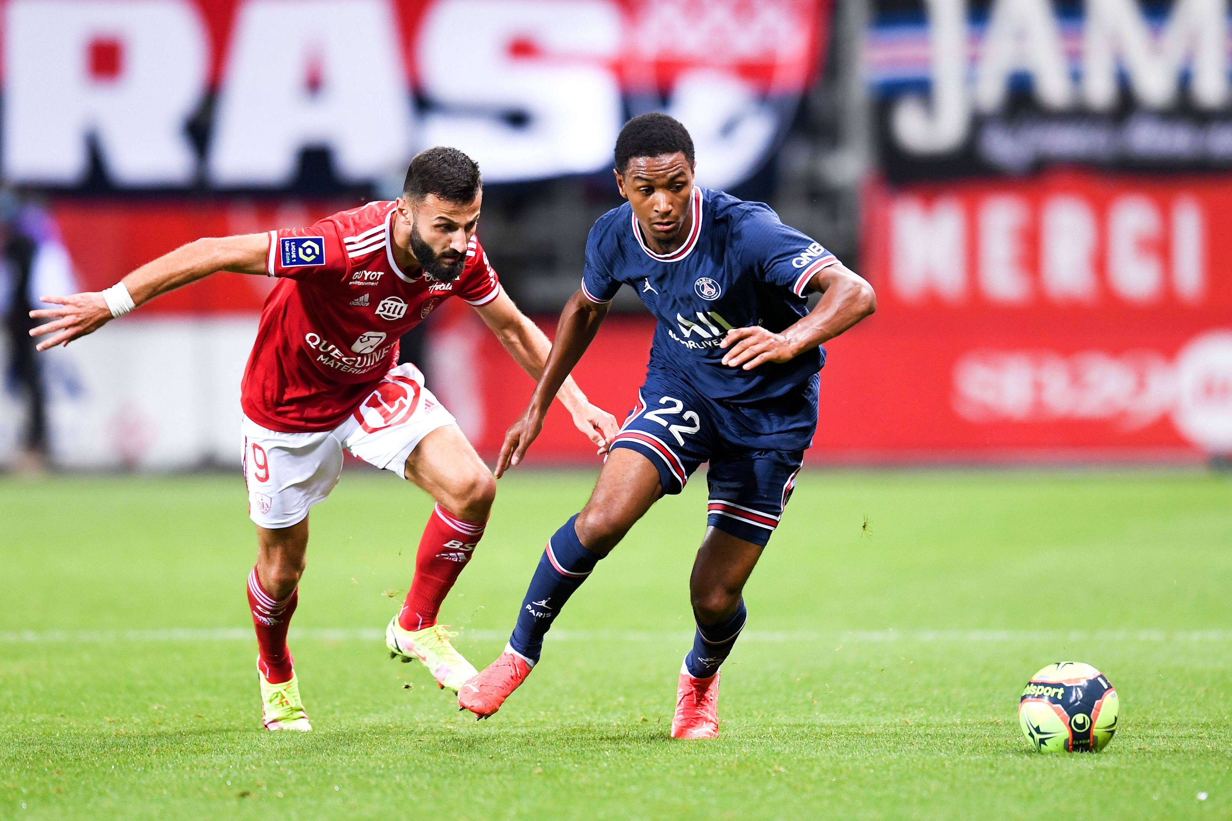 Franck Honorat (l.) liefert sich beim Spiel von Stade Brest gegen Paris Saint-Germain am 20. August 2021 einen Zweikampf mit Abdou Diallo.