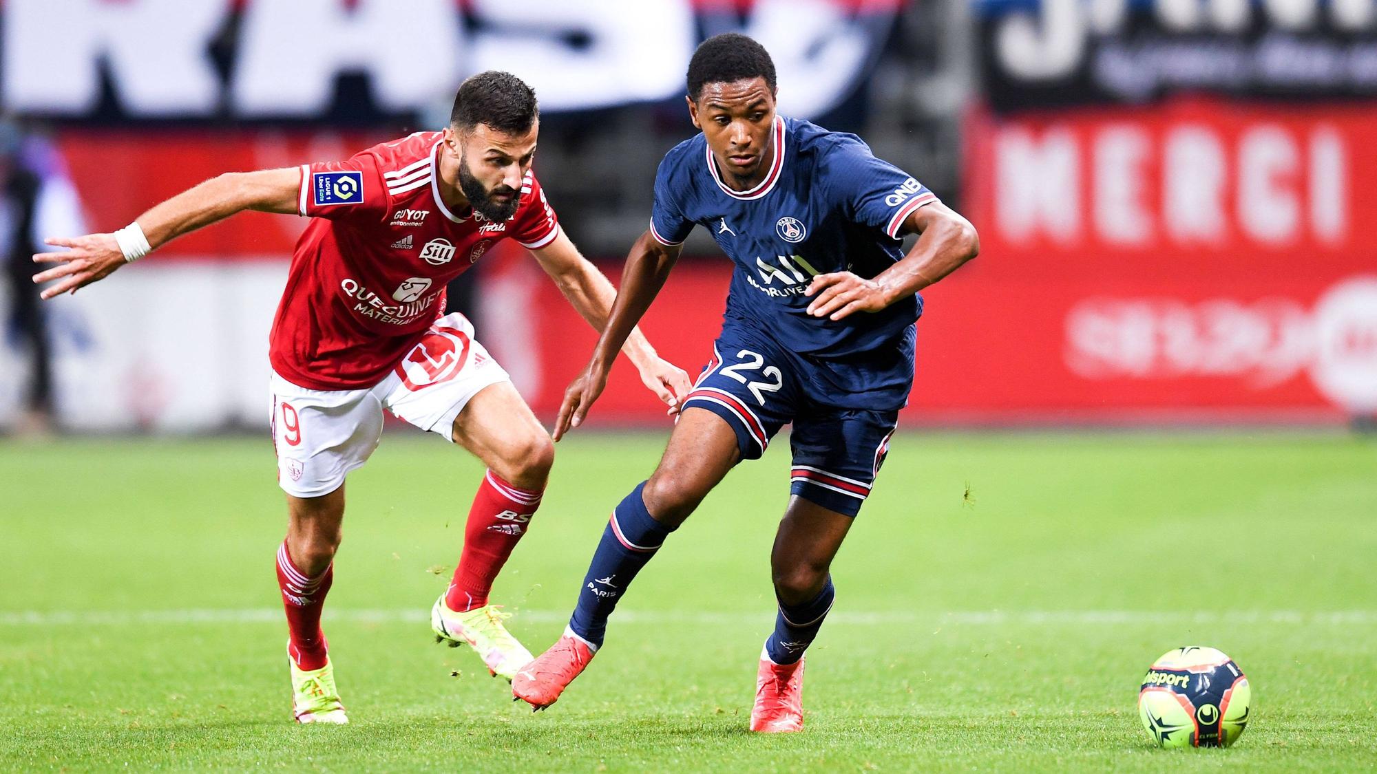 Franck Honorat (l.) liefert sich beim Spiel von Stade Brest gegen Paris Saint-Germain am 20. August 2021 einen Zweikampf mit Abdou Diallo.