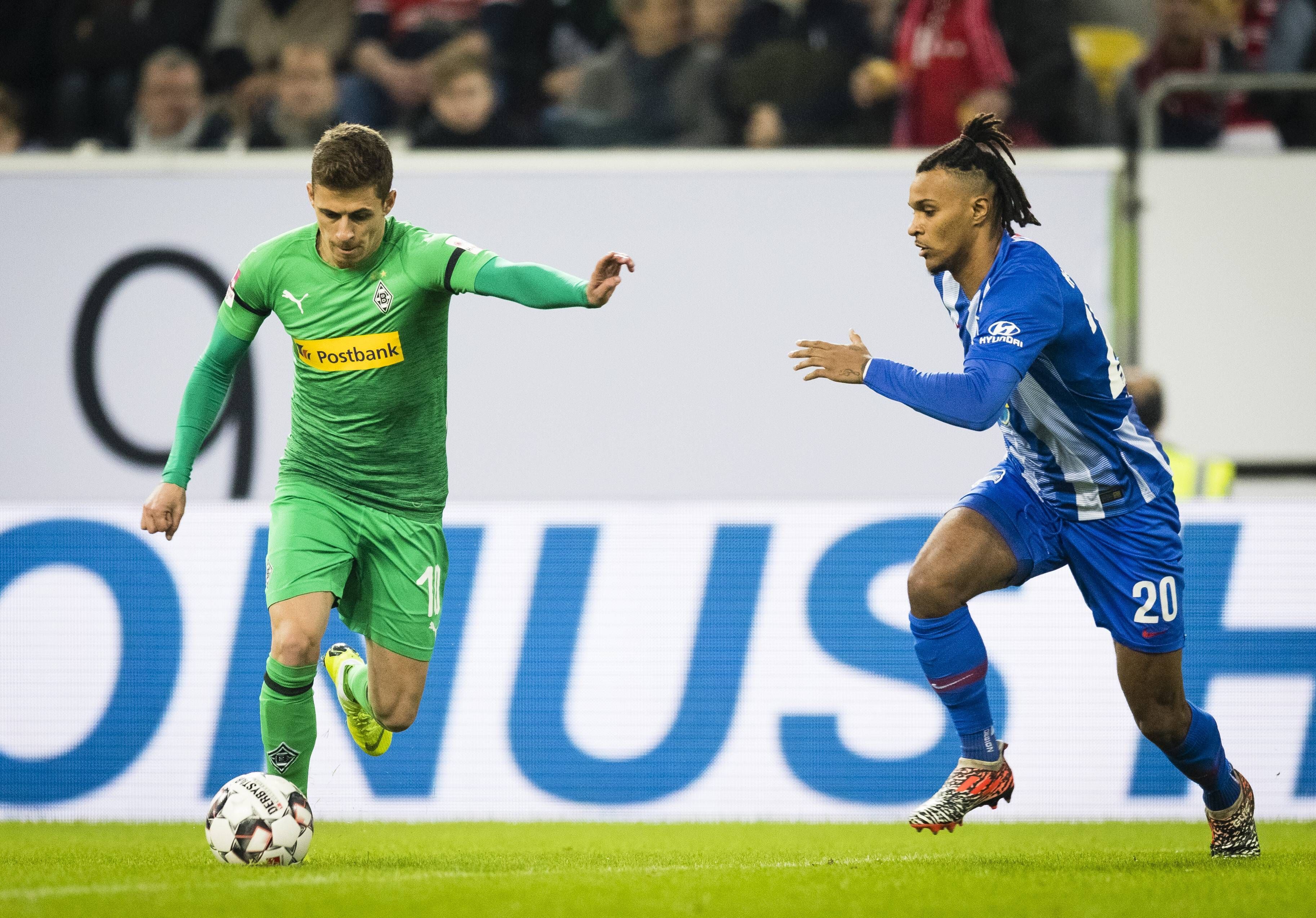 Thorgan Hazard (l.) und Valentino Lazaro bestreiten einen Zweikampf bei einem Testspiel zwischen Borussia Mönchengladbach und Hertha BSC am 13. Januar 2019.