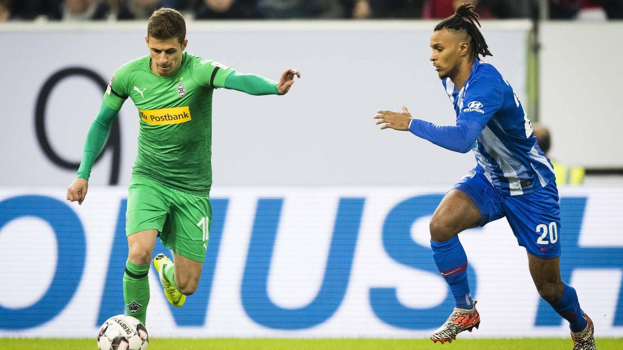 Thorgan Hazard (l.) und Valentino Lazaro bestreiten einen Zweikampf bei einem Testspiel zwischen Borussia Mönchengladbach und Hertha BSC am 13. Januar 2019.
