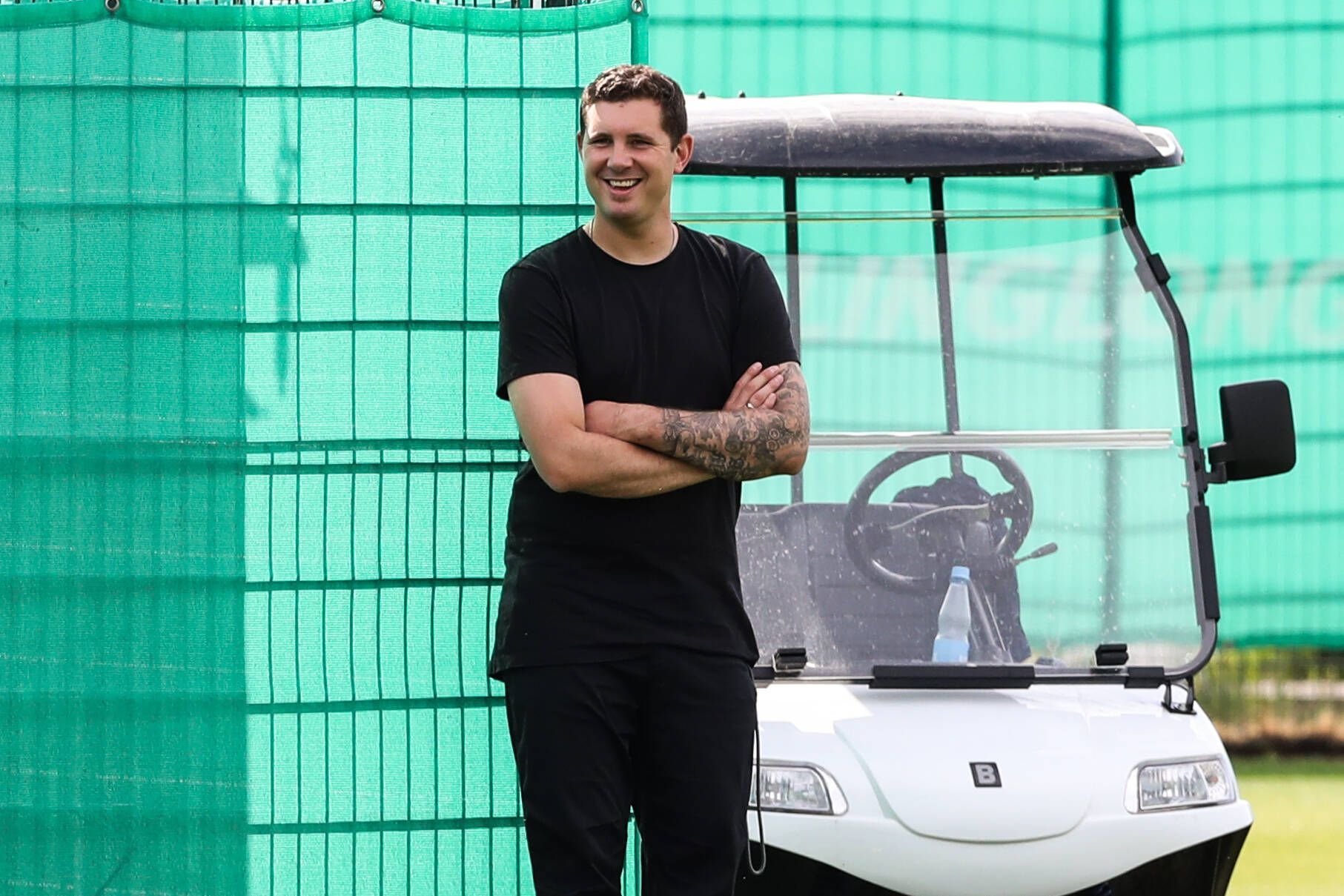 Nils Schmadtke beobachtet am 29. Juni 2022 eine Trainingseinheit des VfL Wolfsburg.