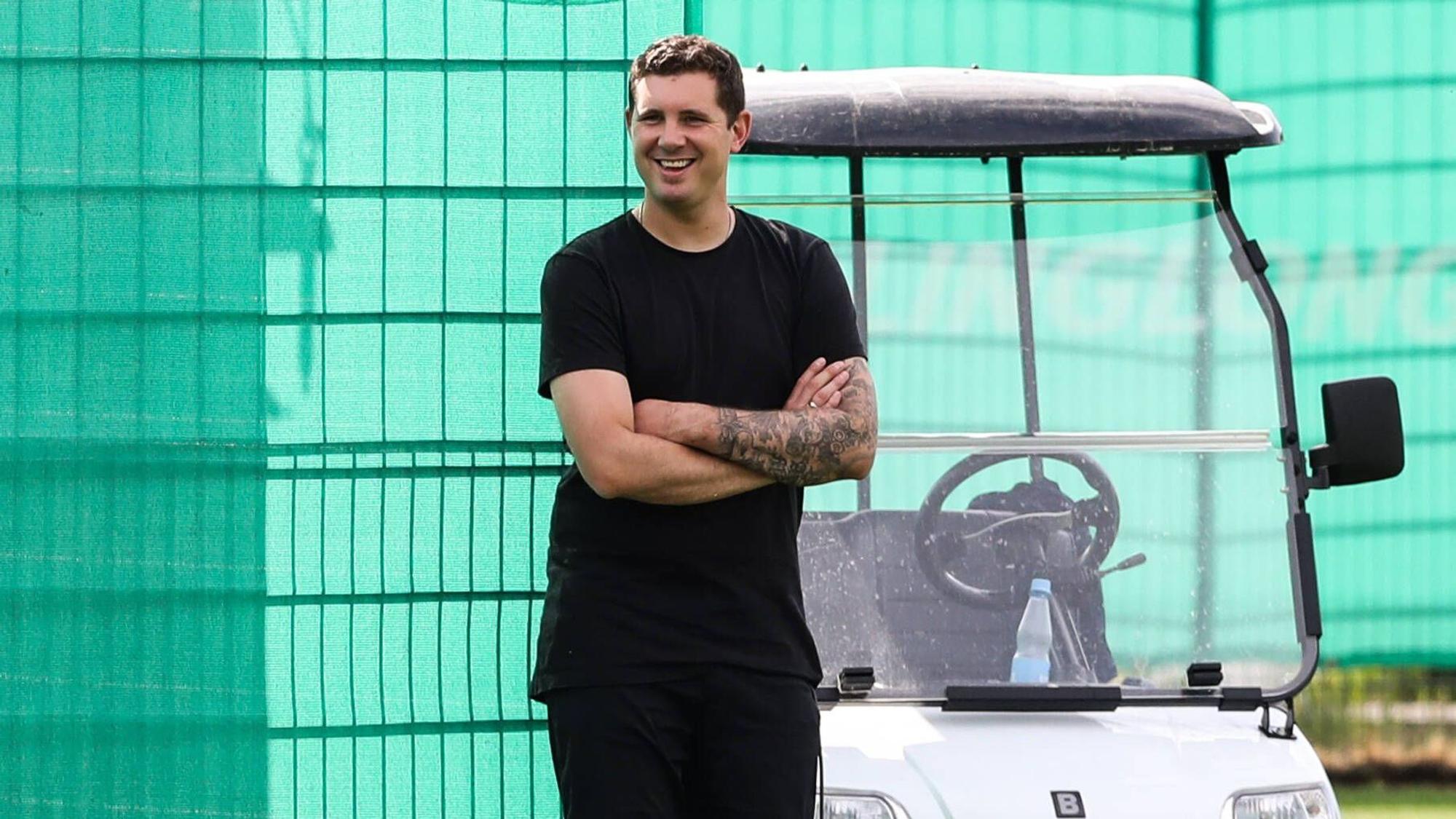 Nils Schmadtke beobachtet am 29. Juni 2022 eine Trainingseinheit des VfL Wolfsburg.