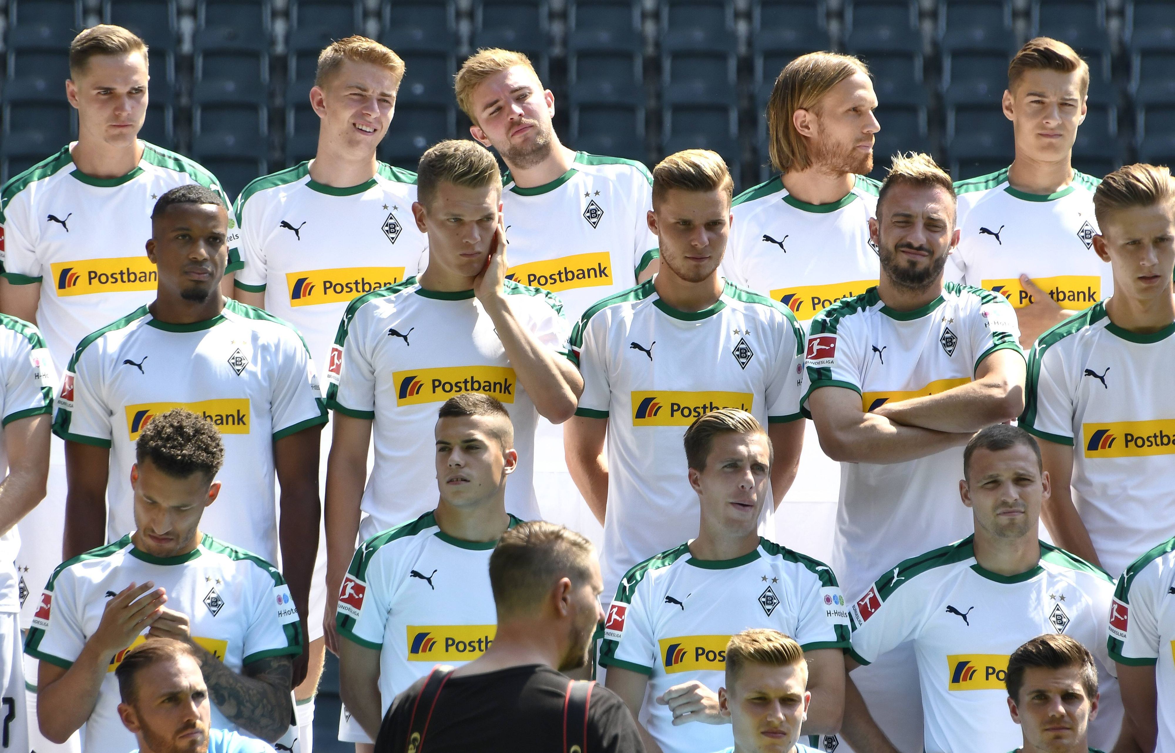 Andreas Poulsen (2.v.l. obere Reihe) steht mit seinen Gladbach-Teamkollegen am 2. August 2018 zum Mannschaftsfoto bereit.