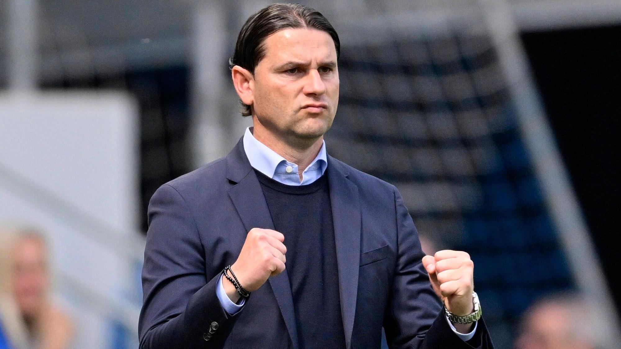 Gerardo Seoane ballt beide Fäuste beim Bundesliga-Spiel von Bayer Leverkusen gegen TSG Hoffenheim am 7. Mai 2022.