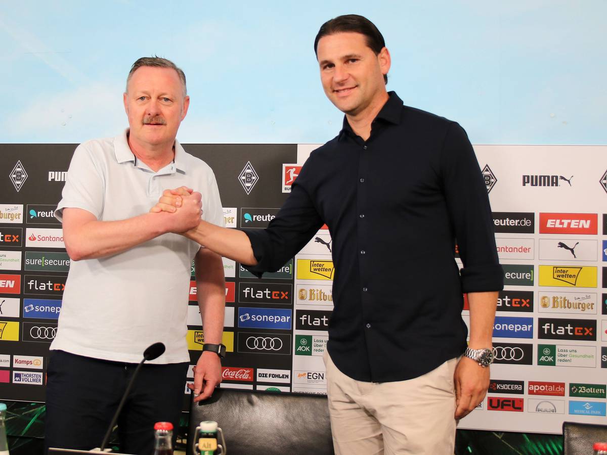 Der neue Gladbach-Trainer Gerardo Seoane (r.) und Borussia-Manager Roland Virkus (l.), hier zu sehen bei einer Pressekonferenz im Borussia-Park am 9. Juni 2023. Beide klatschen sich ab und lächeln Richtung Fotografen.