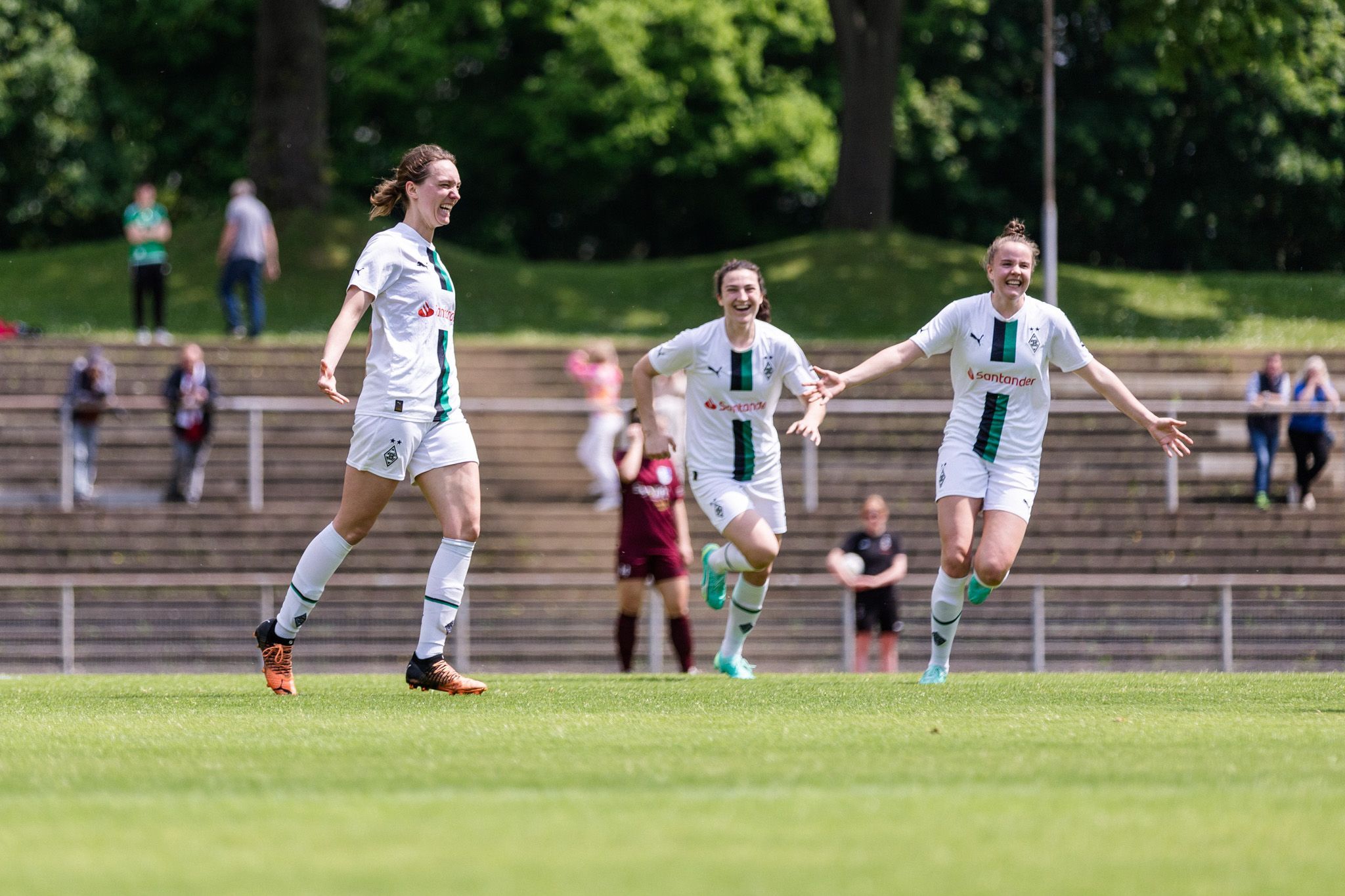 Jubeln sie auch so am Sonntag (11. Juni 2023) im Relegations-Aufstiegskrimi gegen Elversberg? Das Frauen-Team von Borussia Mönchengladbach. Die Spielerinnen freuen sich.