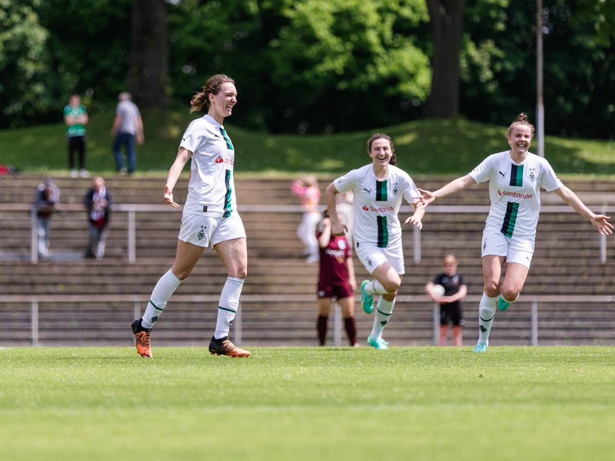 Jubeln sie auch so am Sonntag (11. Juni 2023) im Relegations-Aufstiegskrimi gegen Elversberg? Das Frauen-Team von Borussia Mönchengladbach. Die Spielerinnen freuen sich.