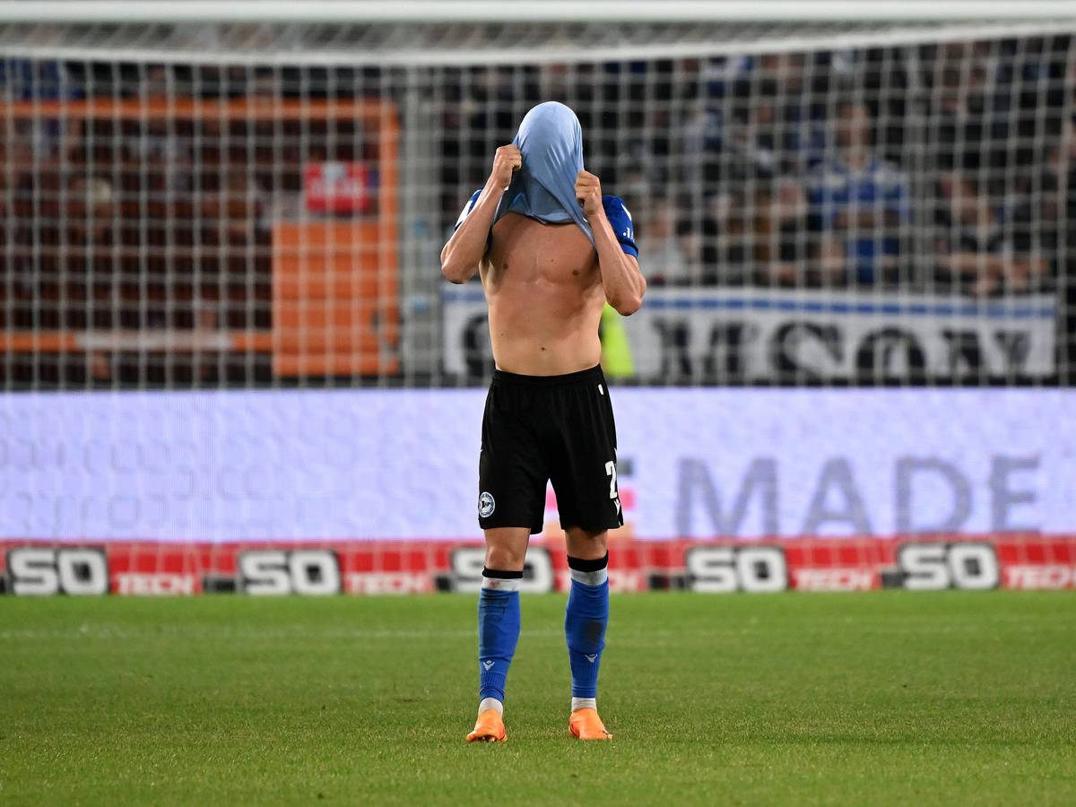 Aus Frust zieht sich Robin Hack nach dem Relegationsspiel von Arminia Bielefeld gegen den SV Wehen-Wiesbaden am 6. Juni 2023 das Trikot über den Kopf.