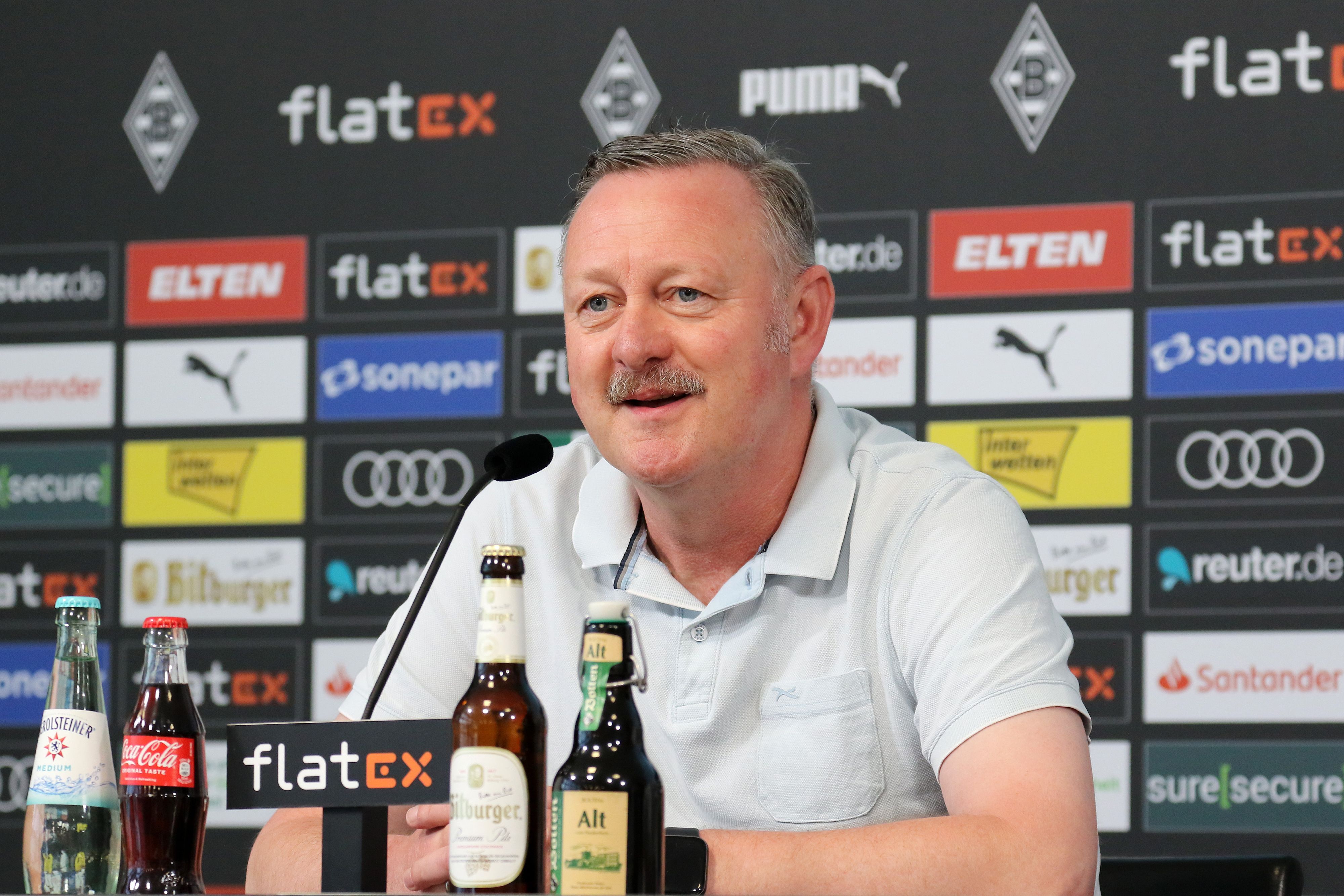 Roland Virkus sitzt am 9. Juni 2023 im Rahmen der Vorstellung von Gerardo Seoane im Gladbach-Presseraum.