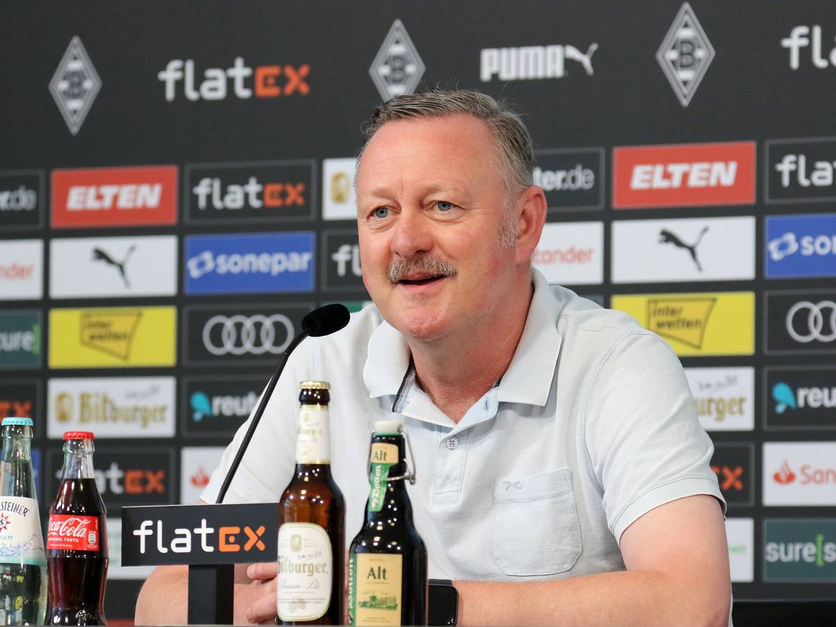 Roland Virkus sitzt am 9. Juni 2023 im Rahmen der Vorstellung von Gerardo Seoane im Gladbach-Presseraum.