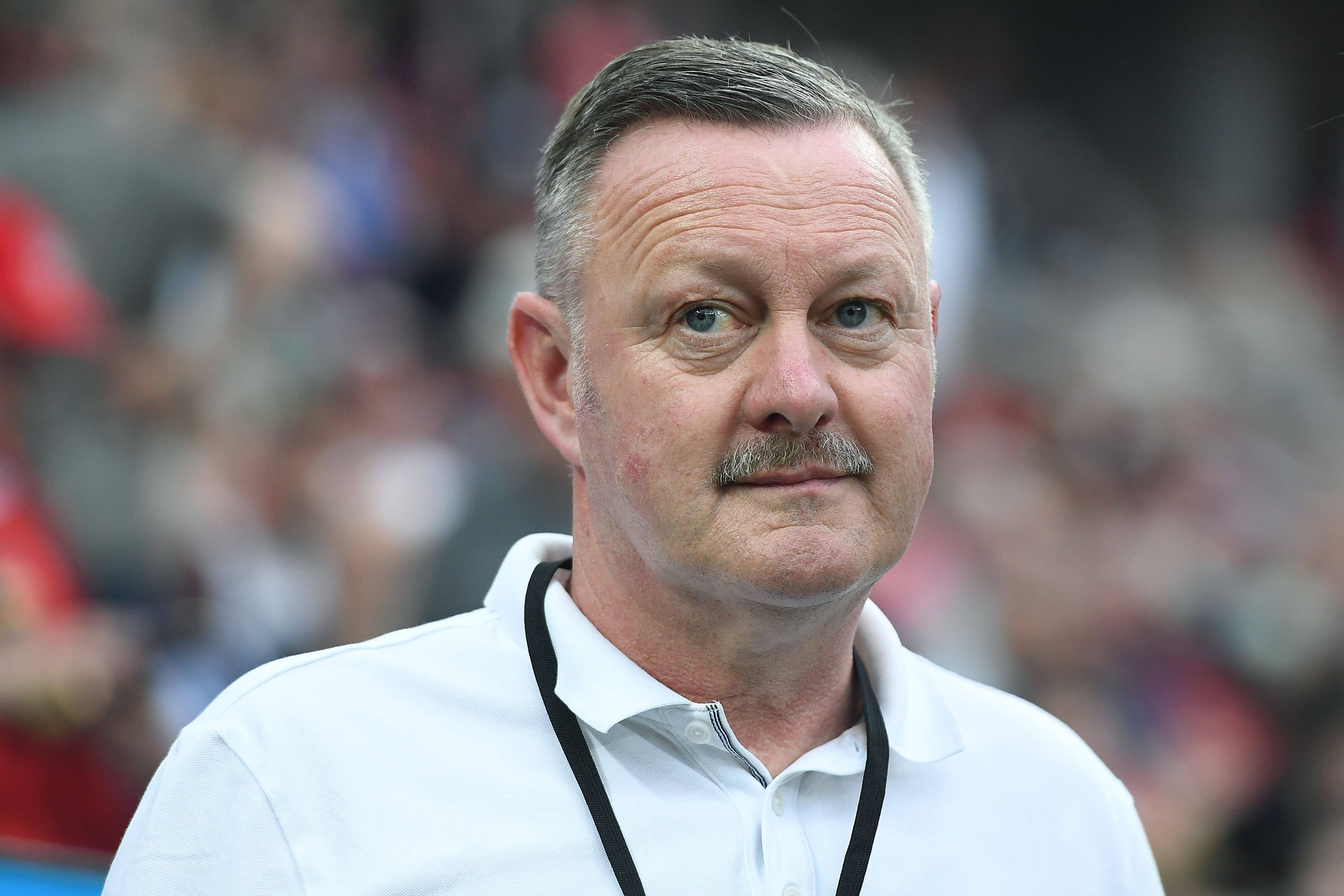 Roland Virkus steht am 21. Mai 2023 im Rahmen des Bundesliga-Spiels von Borussia Mönchengladbach bei Bayer Leverkusen am Spielfeldrand.