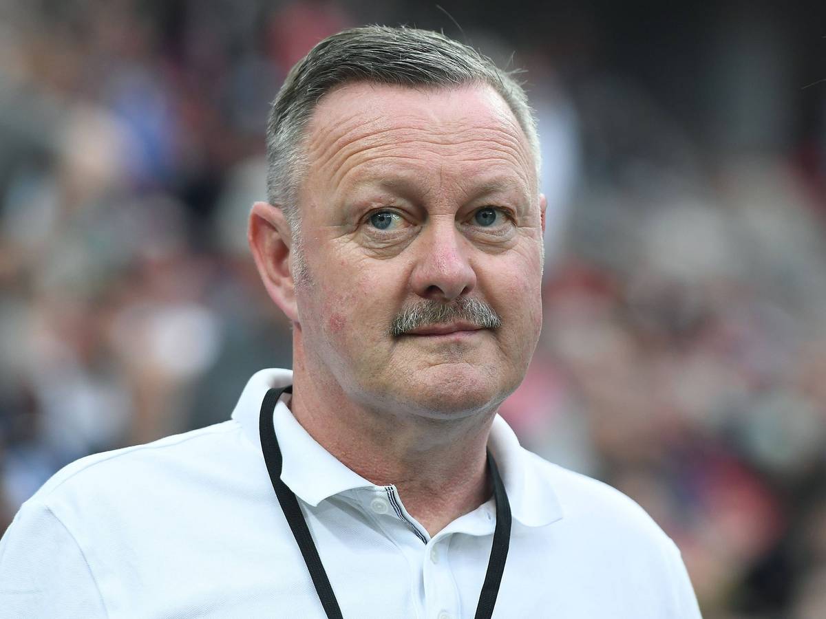 Roland Virkus steht am 21. Mai 2023 im Rahmen des Bundesliga-Spiels von Borussia Mönchengladbach bei Bayer Leverkusen am Spielfeldrand.
