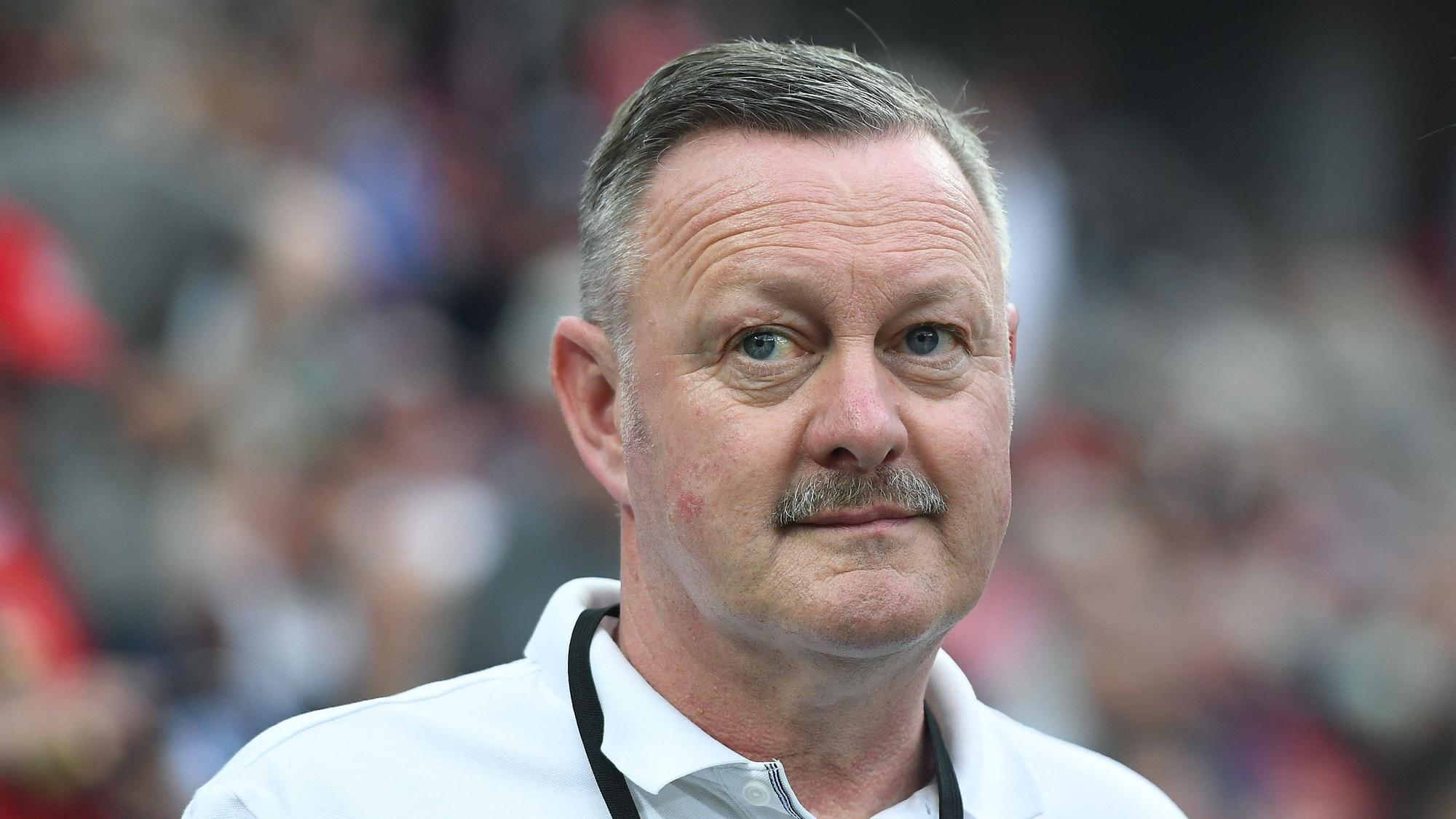 Roland Virkus steht am 21. Mai 2023 im Rahmen des Bundesliga-Spiels von Borussia Mönchengladbach bei Bayer Leverkusen am Spielfeldrand.
