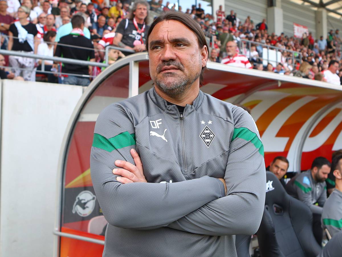 Daniel Farke steht bei seinem letzten Spiel als Cheftrainer von Borussia Mönchengladbach am 31. Mai 2023 an der Seitenauslinie.