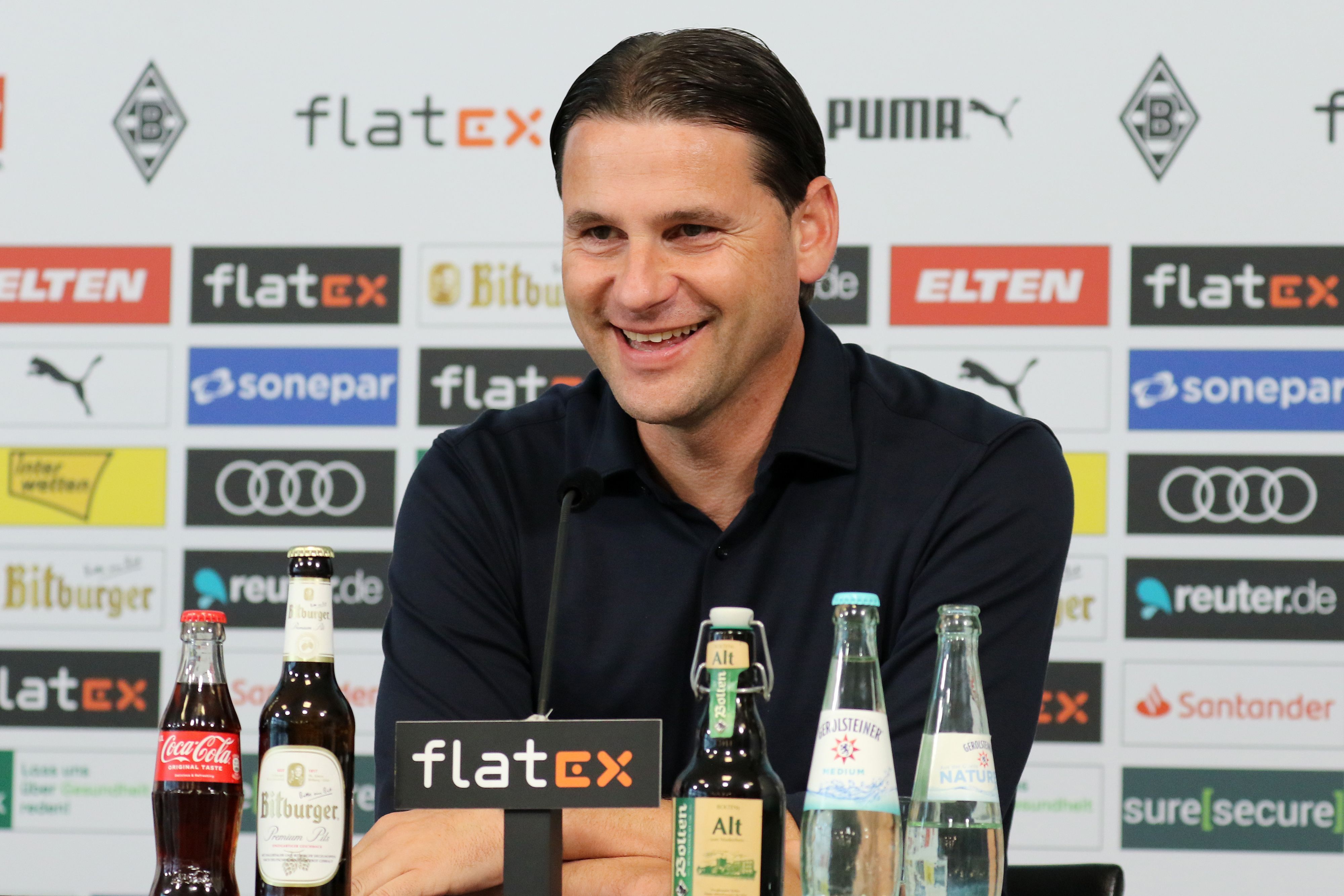 Gerardo Seoane, neuer Trainer von Borussia Mönchengladbach, sitzt bei seiner Vorstellung am 9. Juni 2023 im Gladbach-Presseraum.