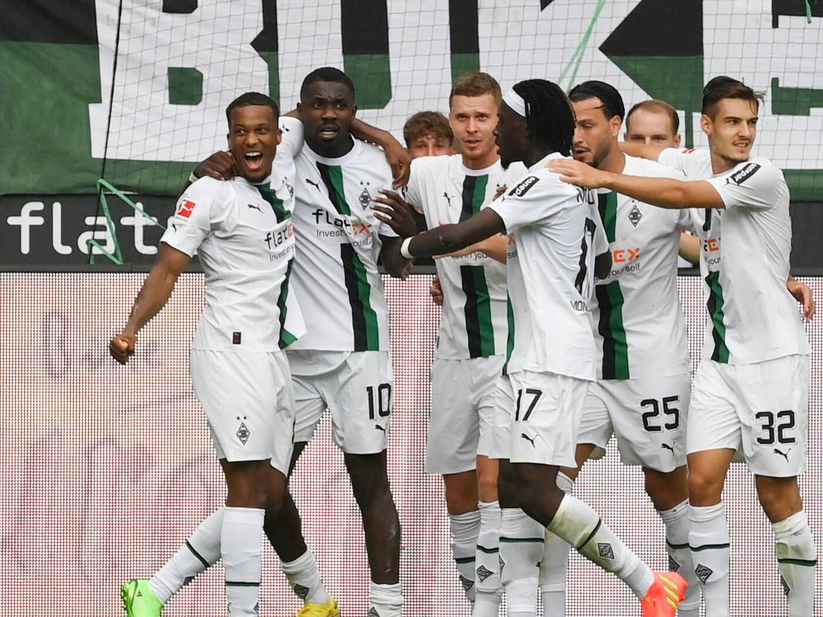 Nico Elvedi (3.v.l.) und Florian Neuhaus (r.) jubeln mit Teamkollegen von Borussia Mönchengladbach beim Heimspiel am 6. August 2022 gegen die TSG Hoffenheim.