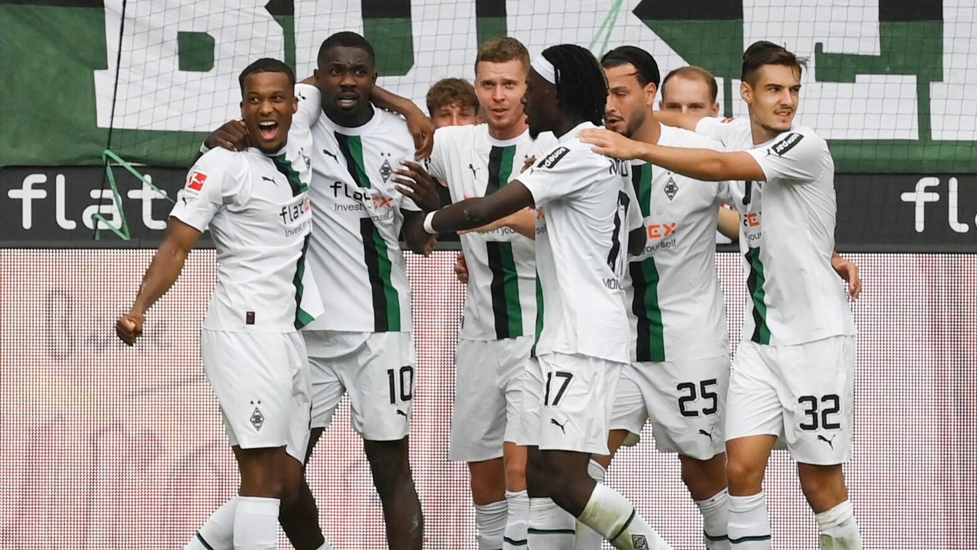 Alassane Plea, Marcus Thuram, Nico Elvedi, Manu Koné, Ramy Bensebaini und Florian Neuhaus (v. l.) von Borussia Mönchengladbach beim Torjubel am 6. August 2022.