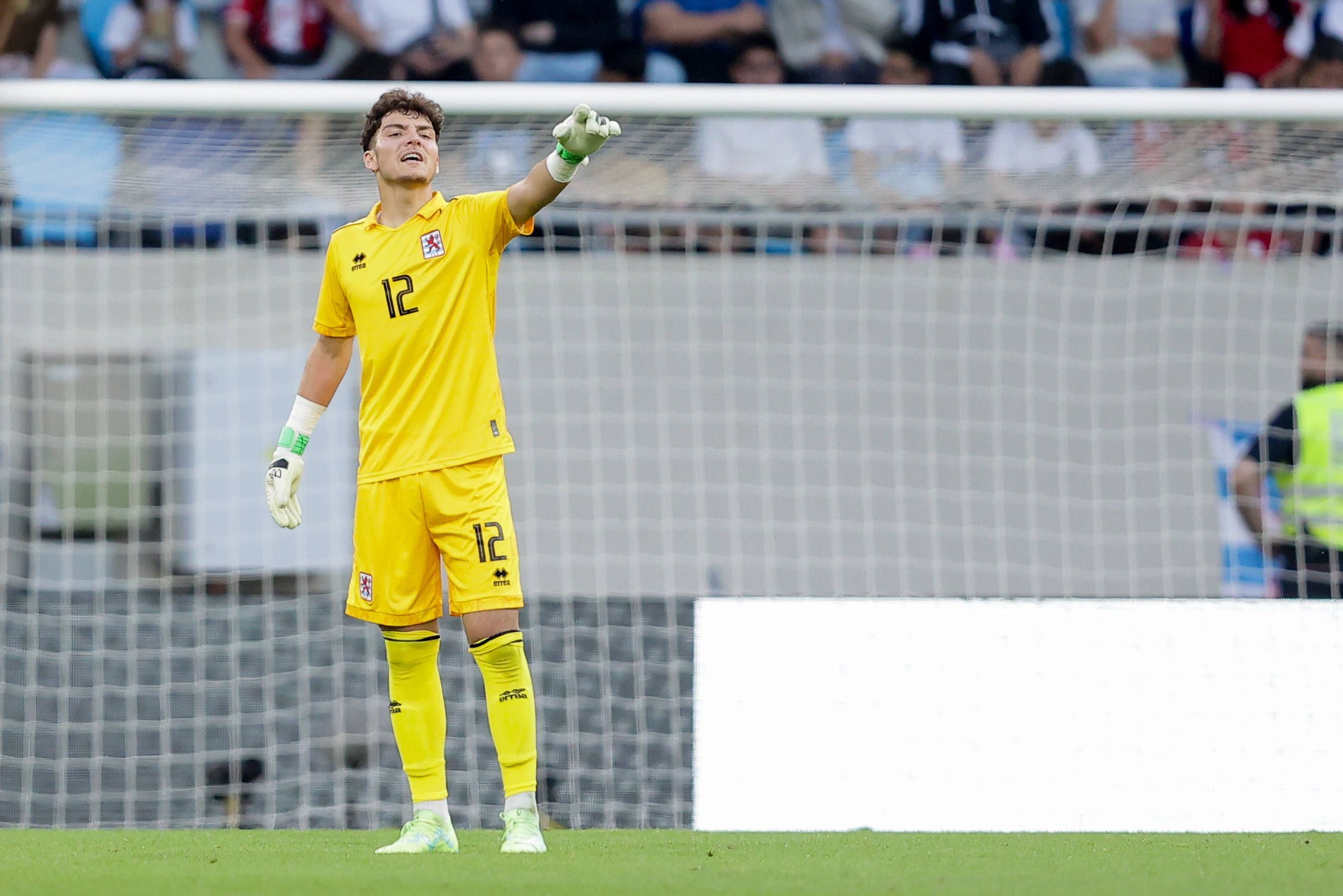Tiago Pereira Cardoso gibt bei seinem Länderspiel-Debüt für Luxemburg am 9. Juni 2023 gegen Malta Anweisungen.