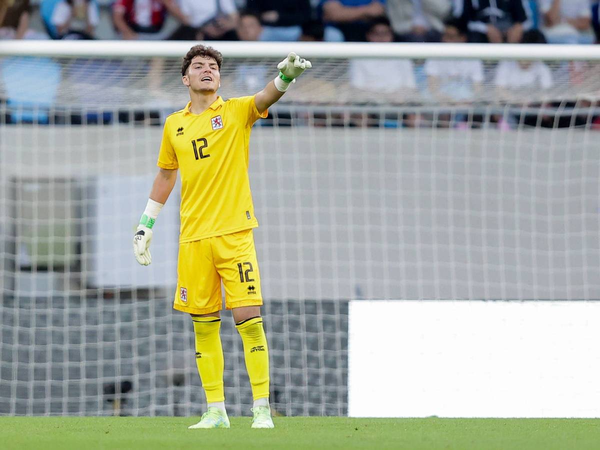 Tiago Pereira Cardoso gibt bei seinem Länderspiel-Debüt für Luxemburg am 9. Juni 2023 gegen Malta Anweisungen.
